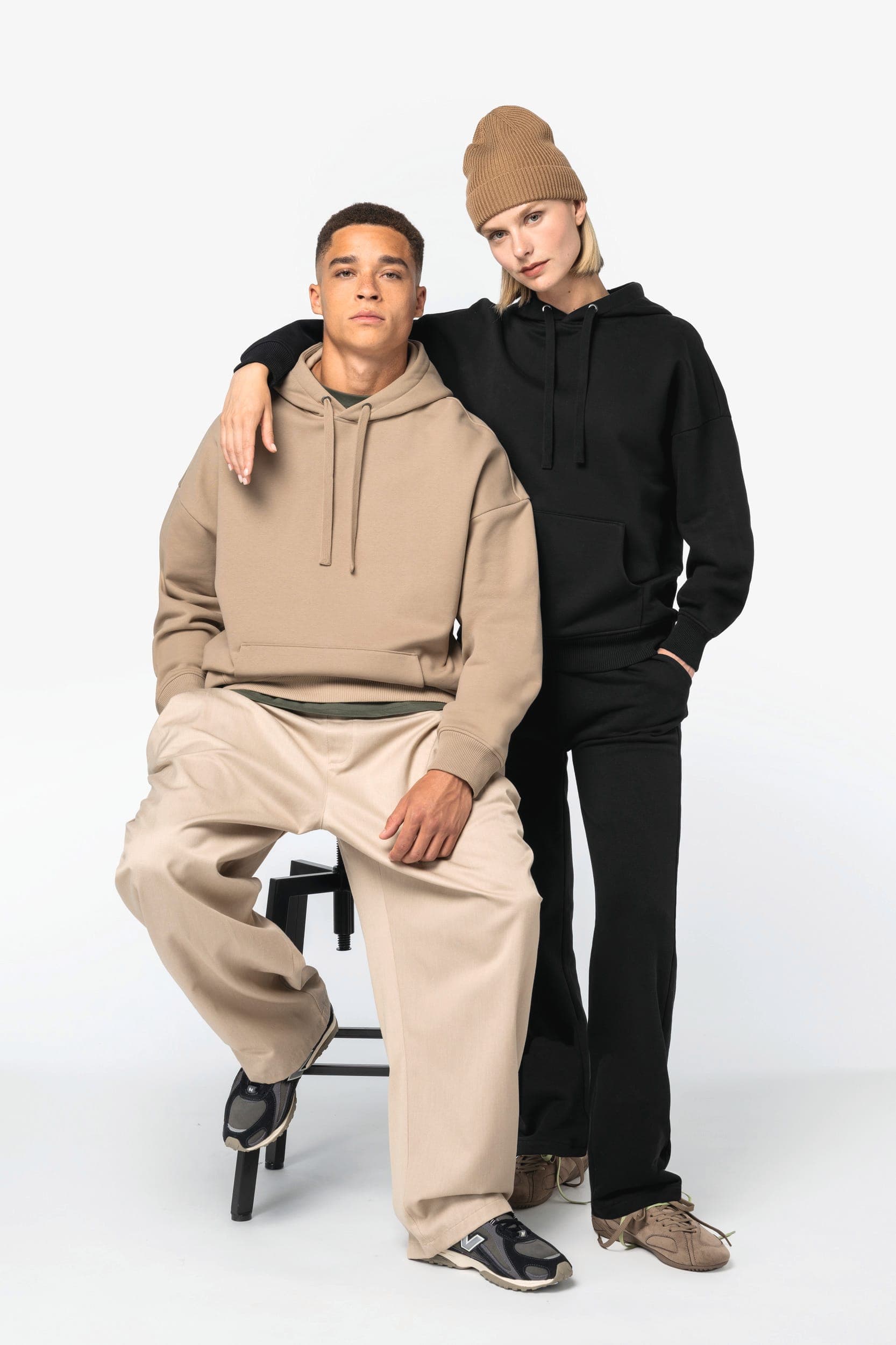 Sweat-shirt écoresponsable à capuche oversize unisexe en situation