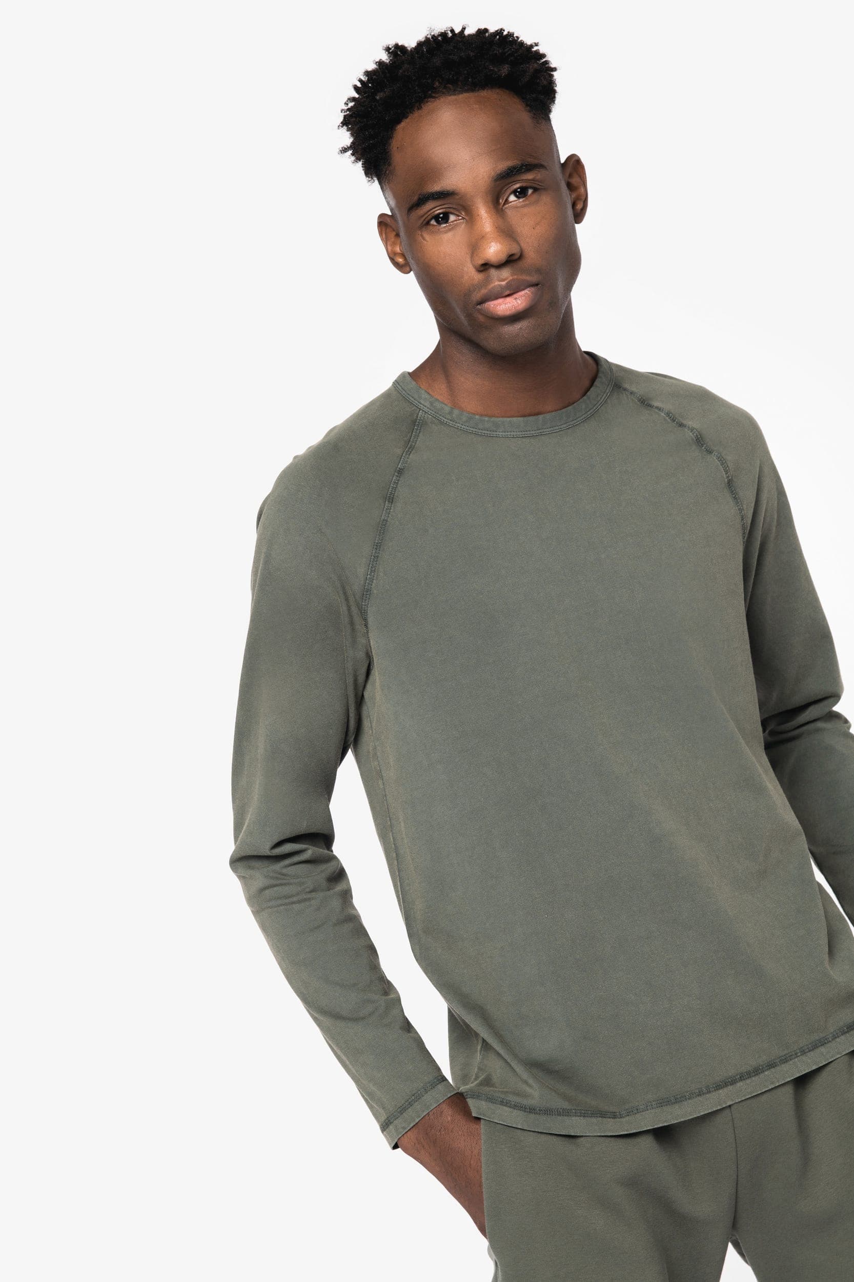 T-shirt écoresponsable raglan manches longues homme en situation