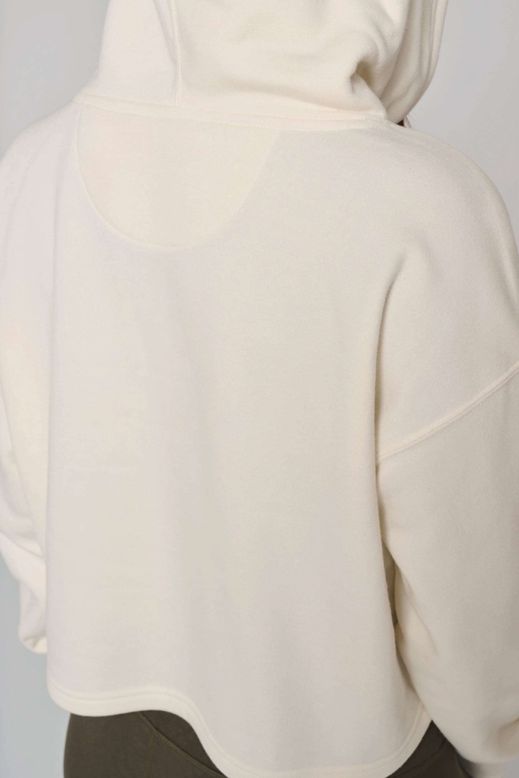 Sweat-shirt crop à capuche femme en situation