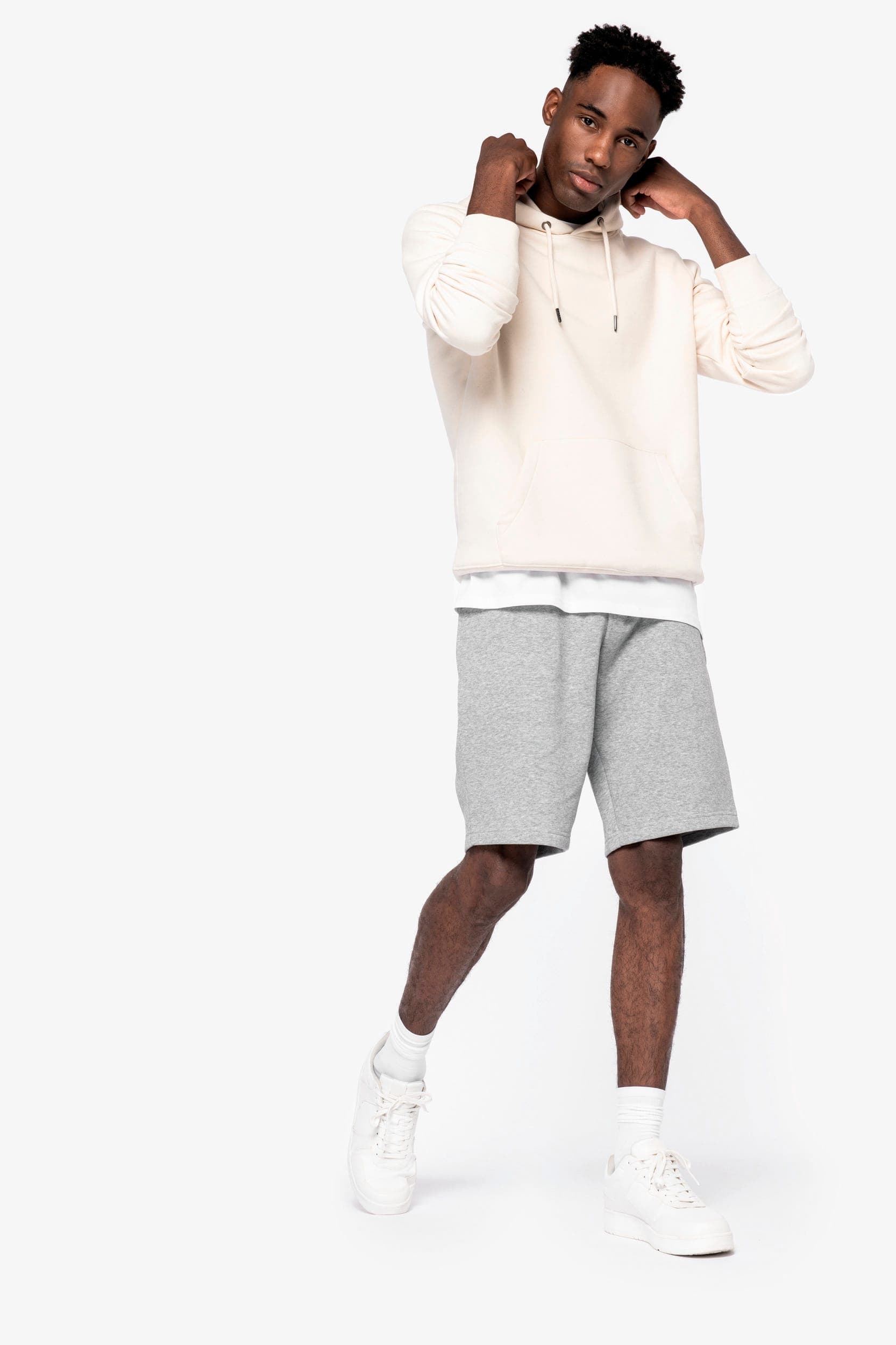 Sweat-shirt écoresponsable à capuche unisexe en situation