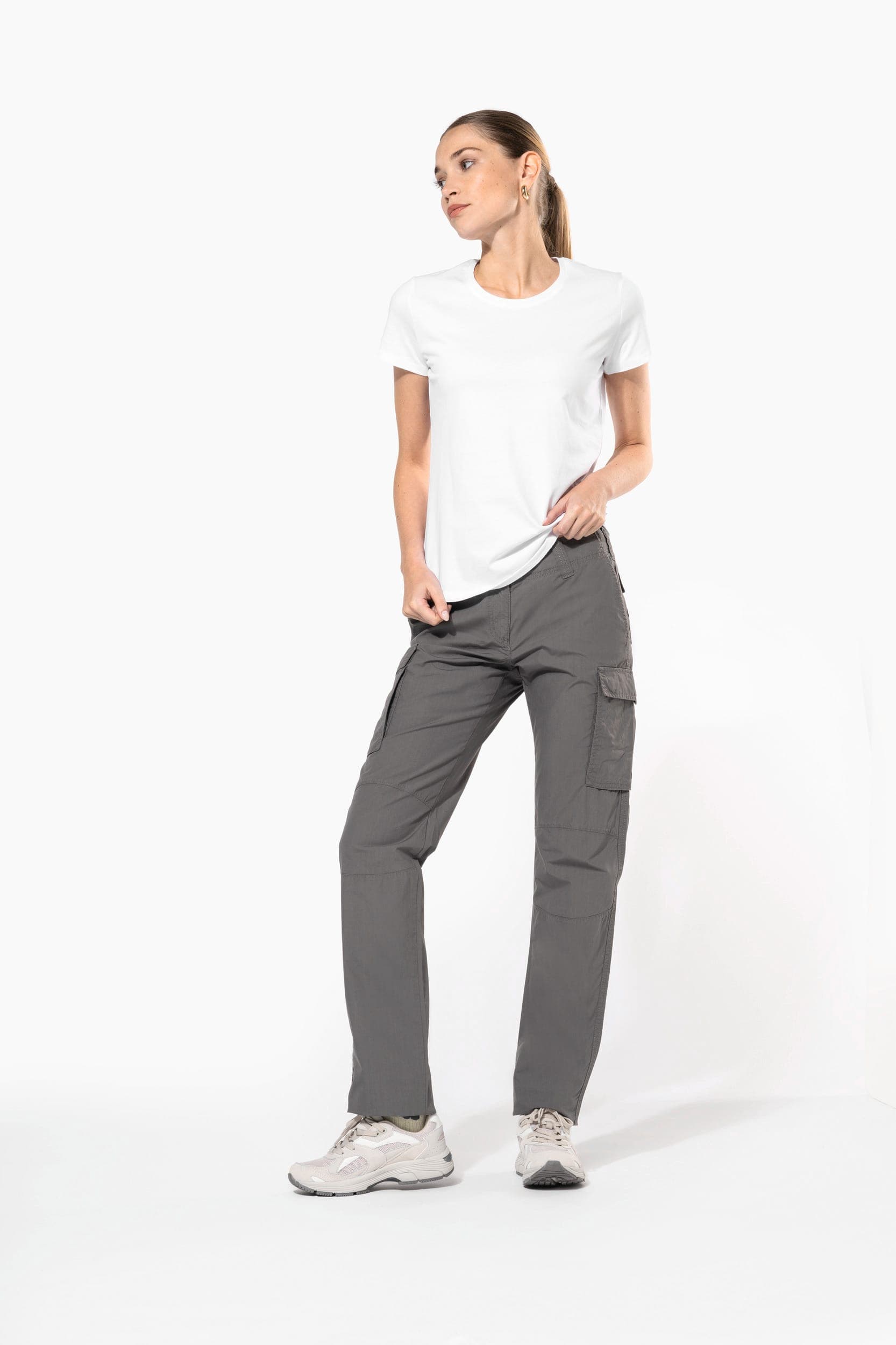 Pantalon léger multipoches femme en situation