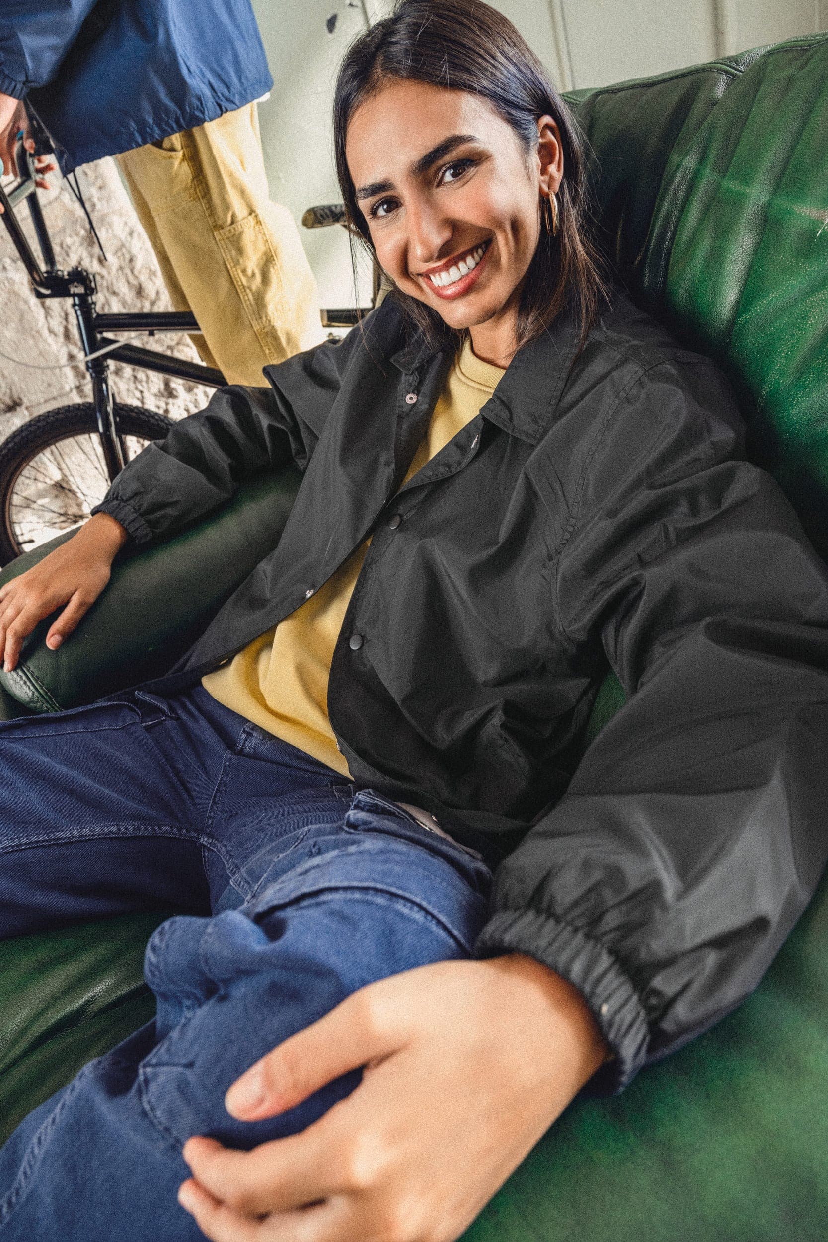 Veste écoresponsable coupe-vent unisexe en situation