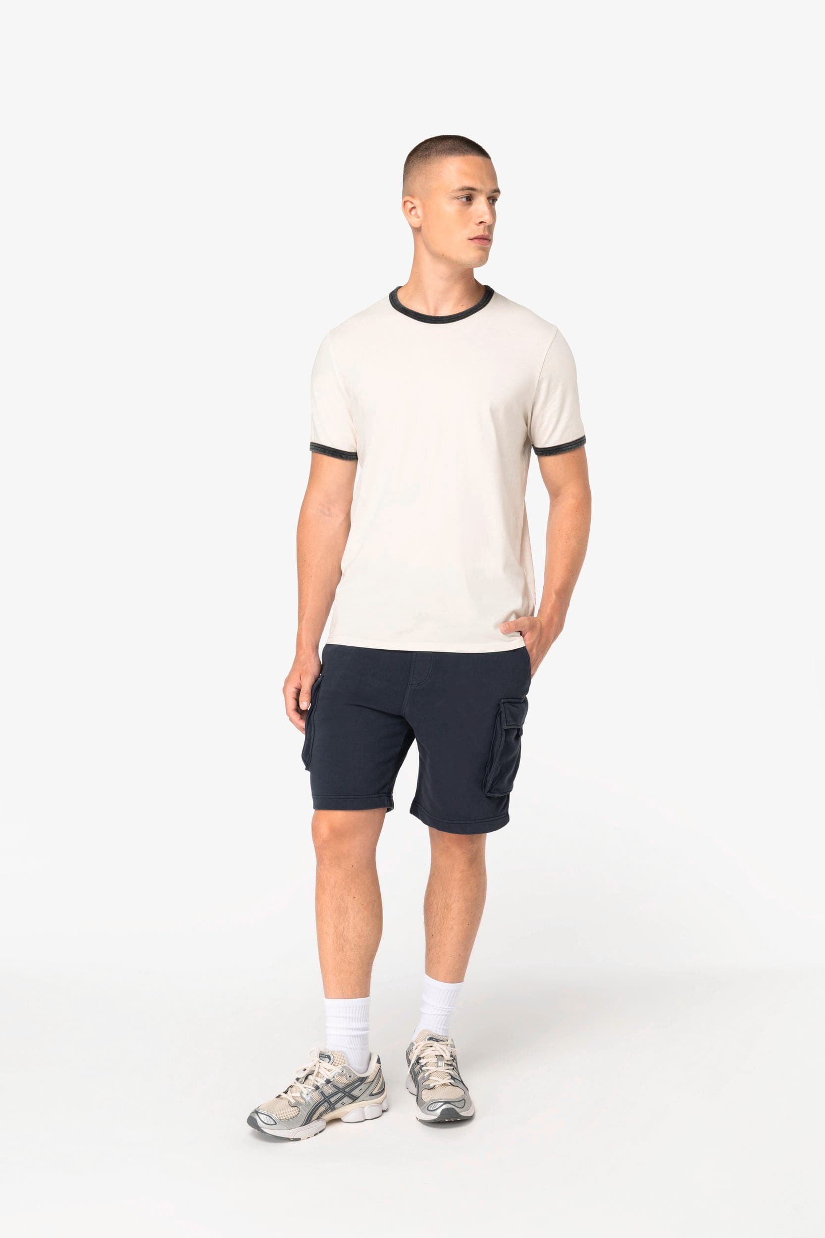 T-shirt ringer écoresponsable à bords contrastés effet délavé homme en situation