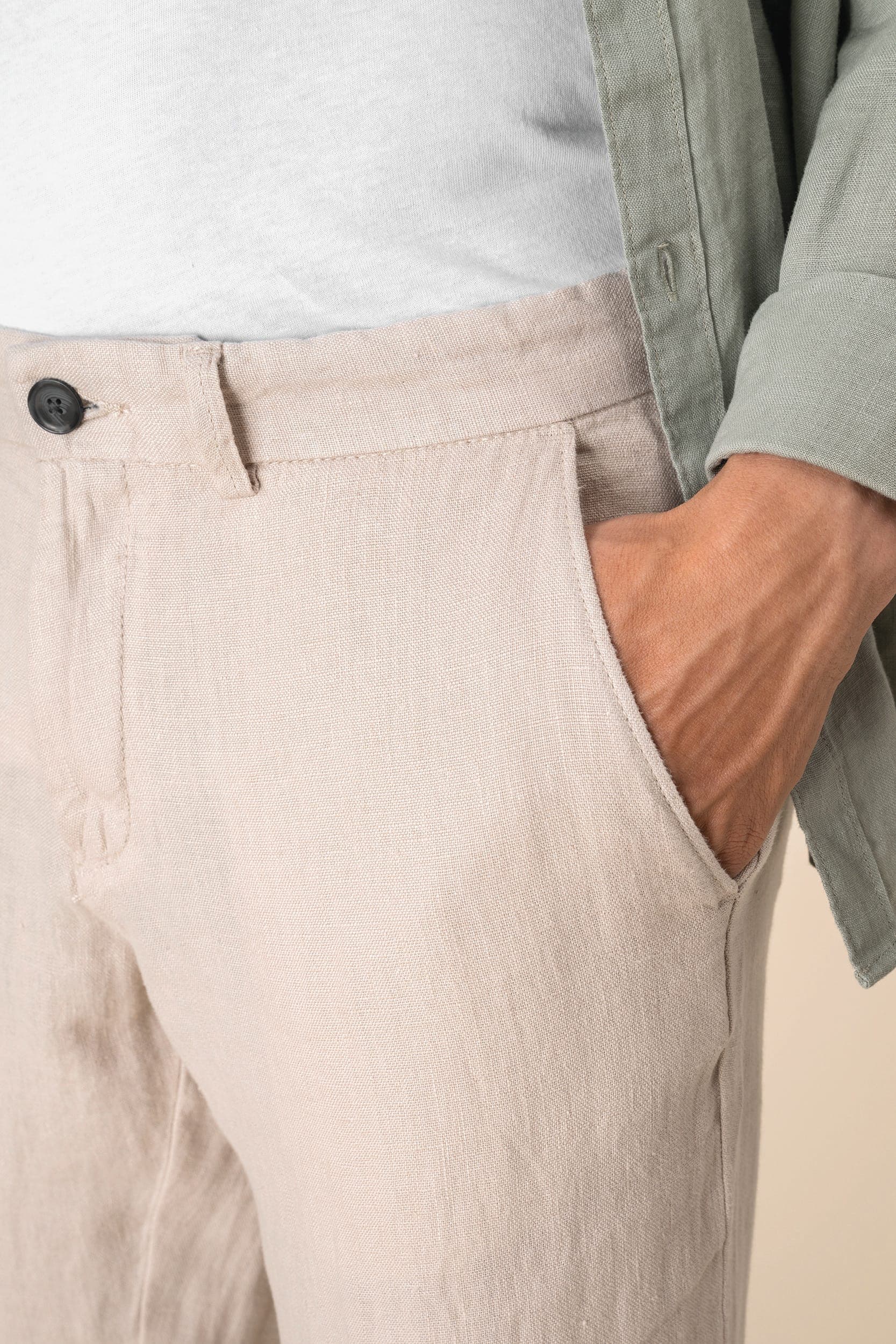 Pantalon en lin homme en situation