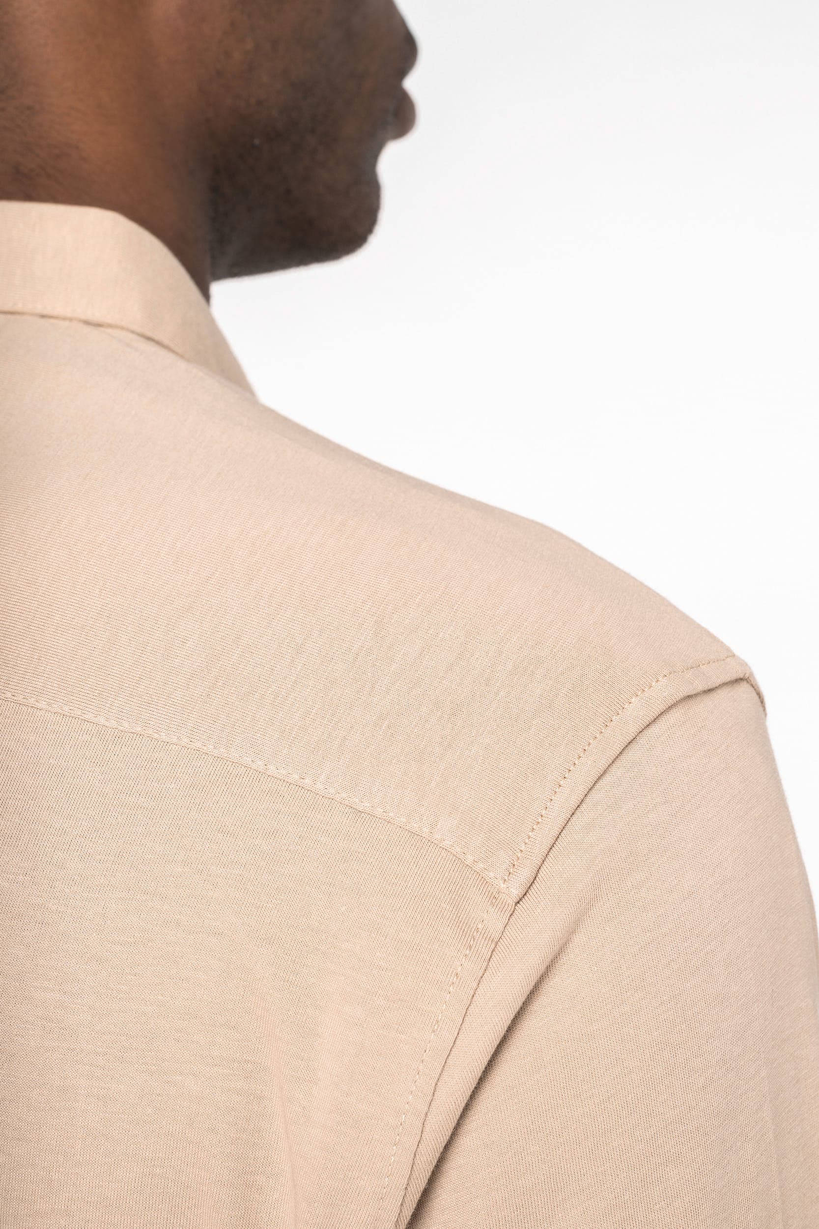 Chemise écoresponsable en jersey homme en situation