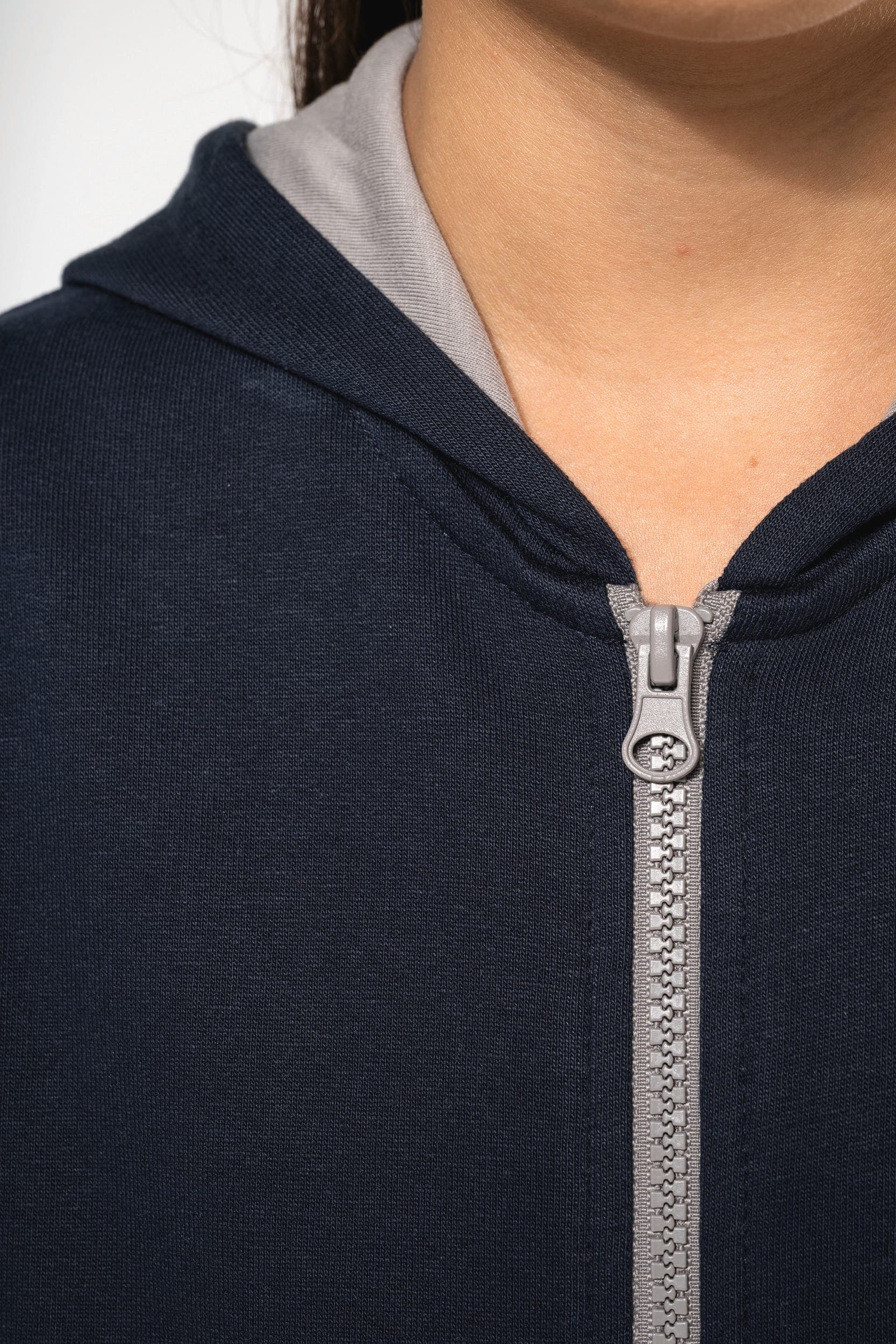 Sweat-shirt zippé capuche enfant en situation
