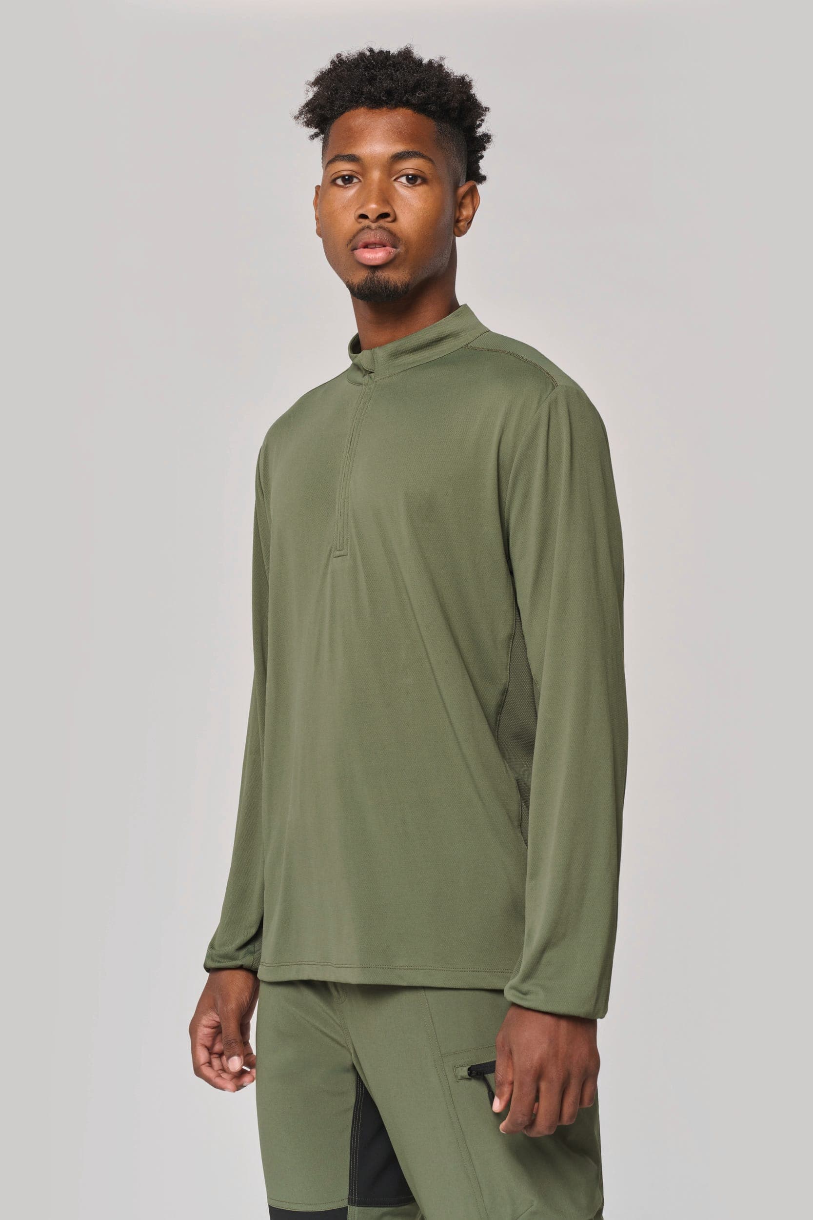 T-shirt outdoor col 1/4 zip manches longues unisexe en situation