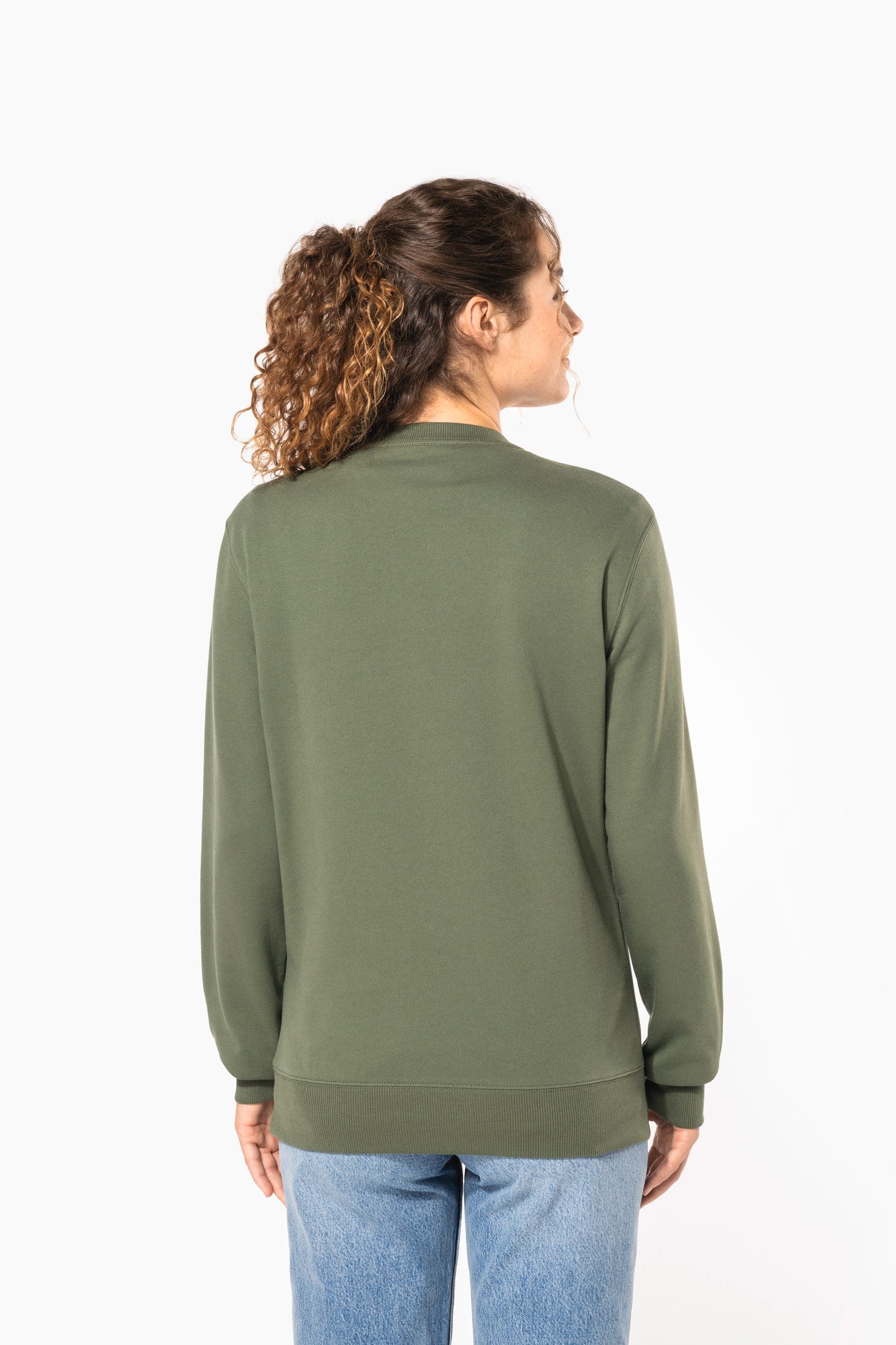 Sweat-shirt recyclé col rond unisexe en situation