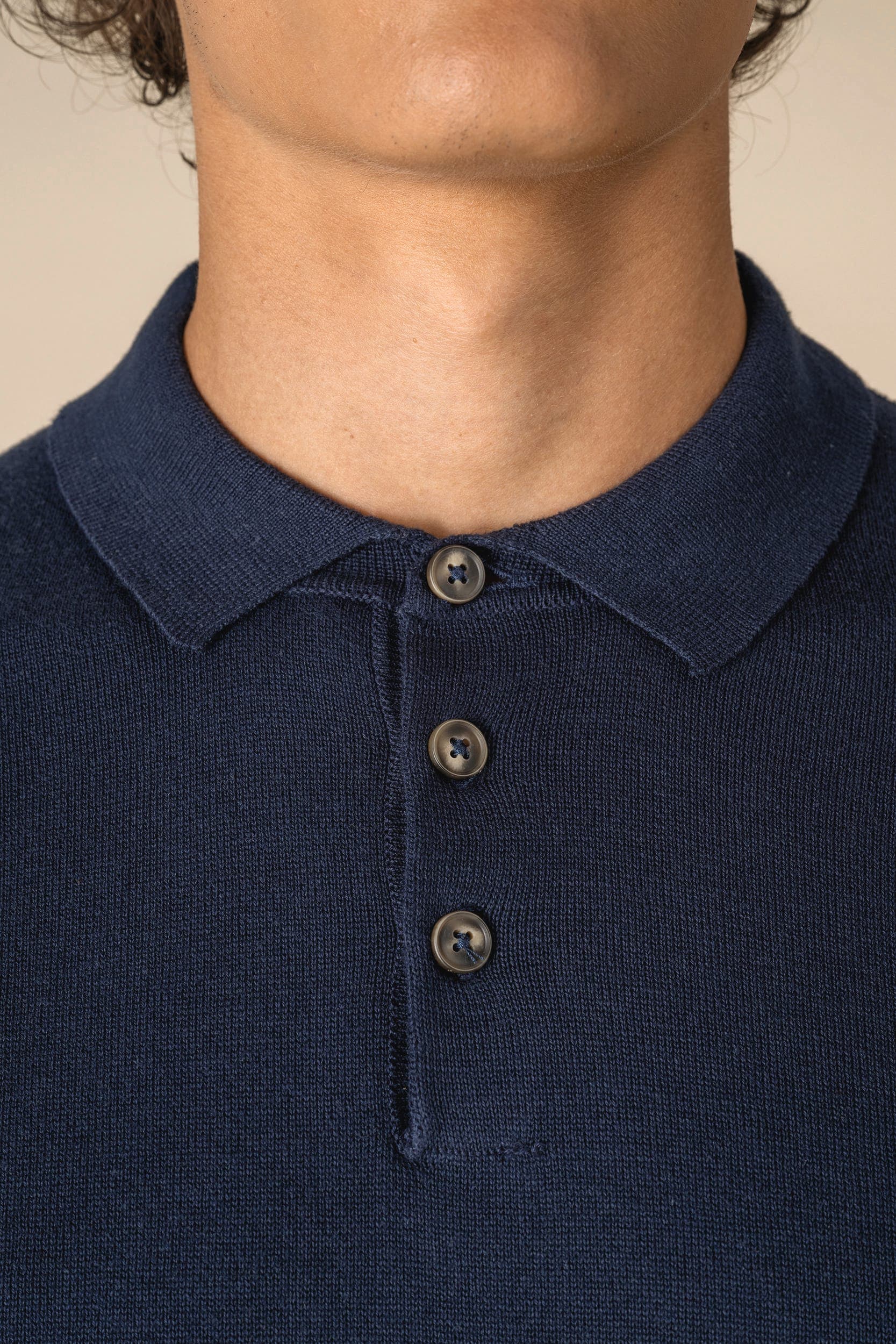 Polo écoresponsable en maille homme en situation