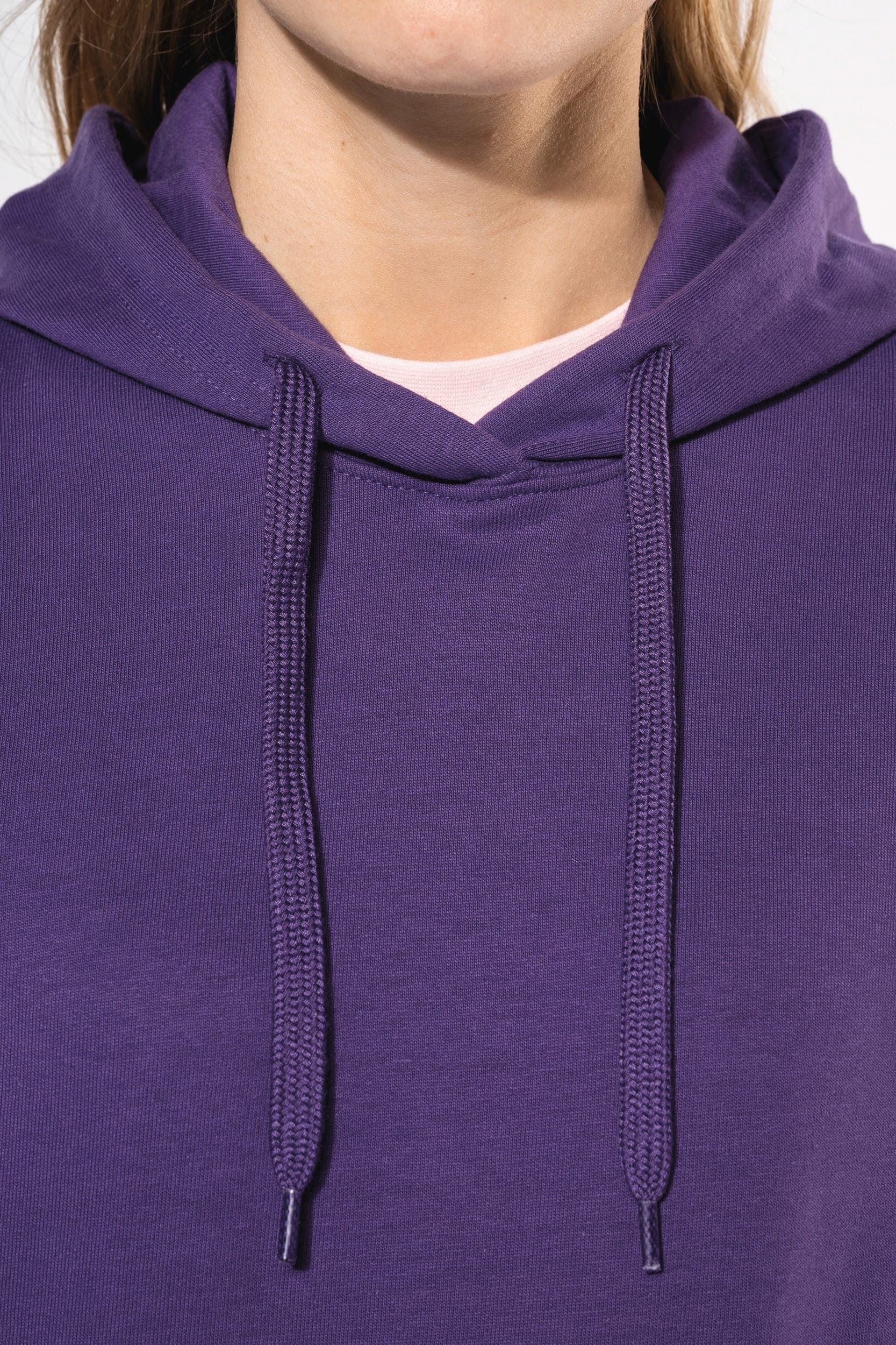Sweat-shirt capuche femme en situation