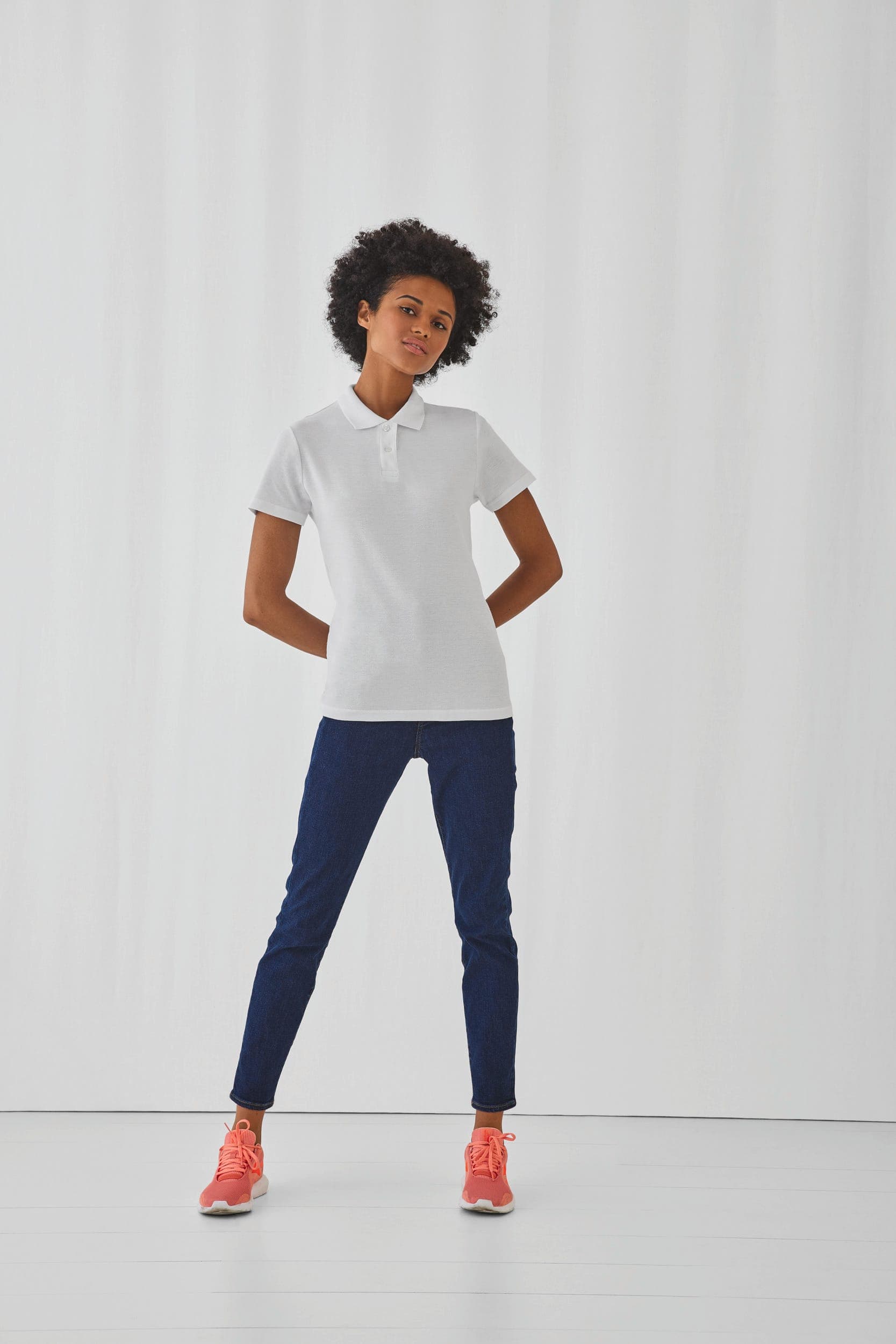 Polo femme ID.001 en situation