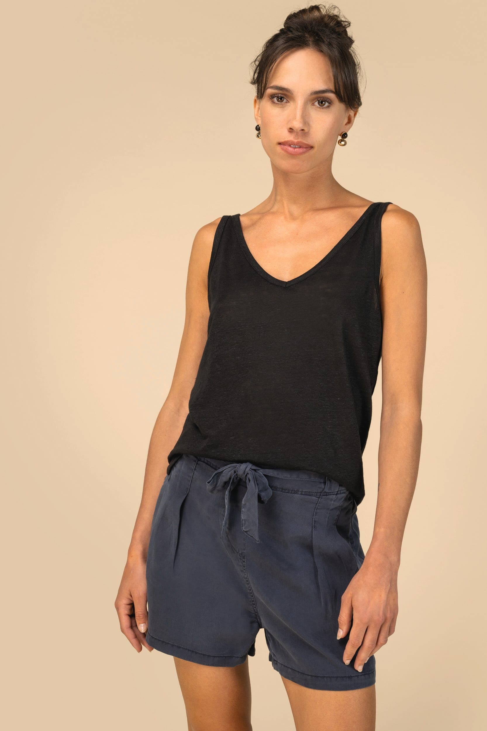 Short écoresponsable délavé en lyocell femme en situation