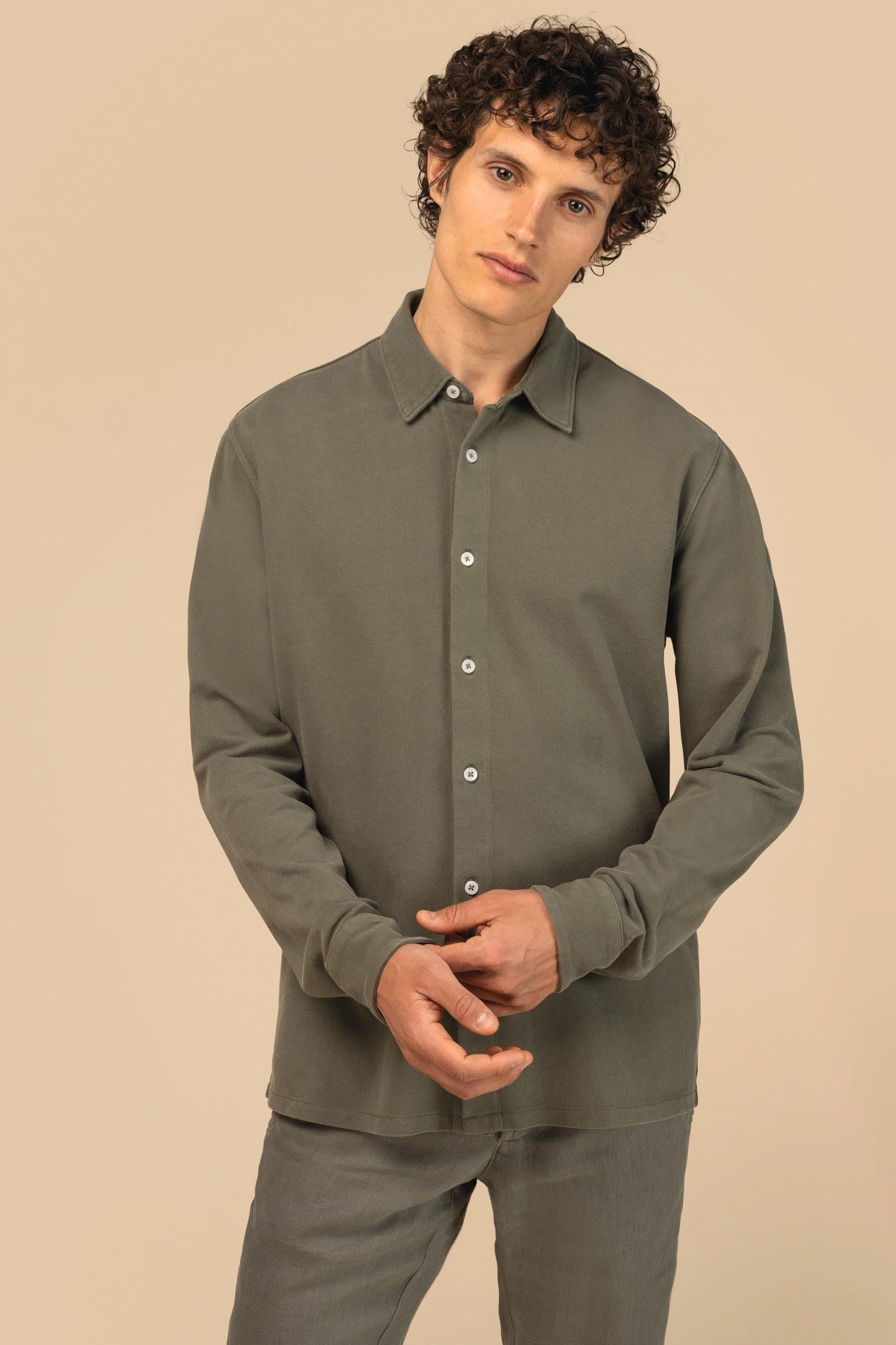 Chemise écoresponsable délavée en maille piquée homme en situation