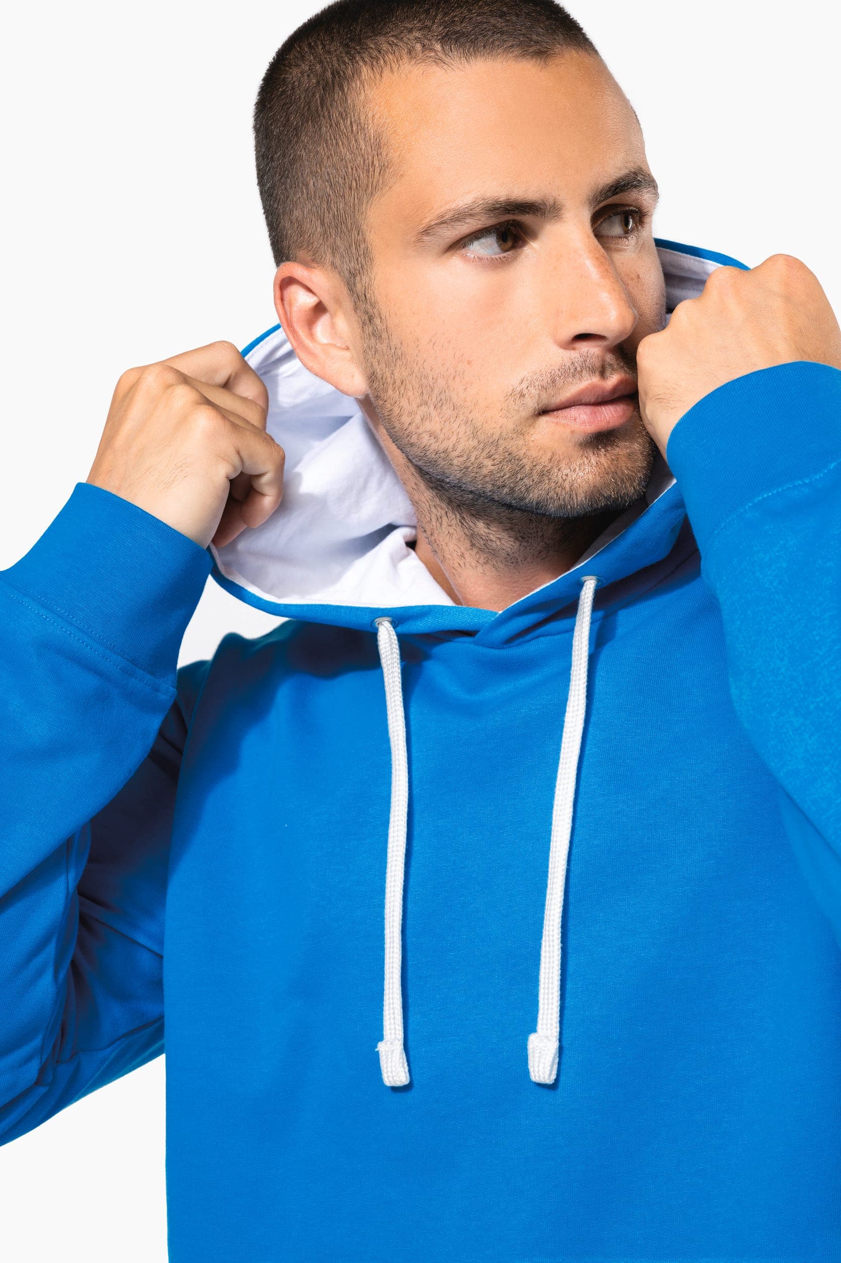 Sweat-shirt capuche contrastée homme en situation