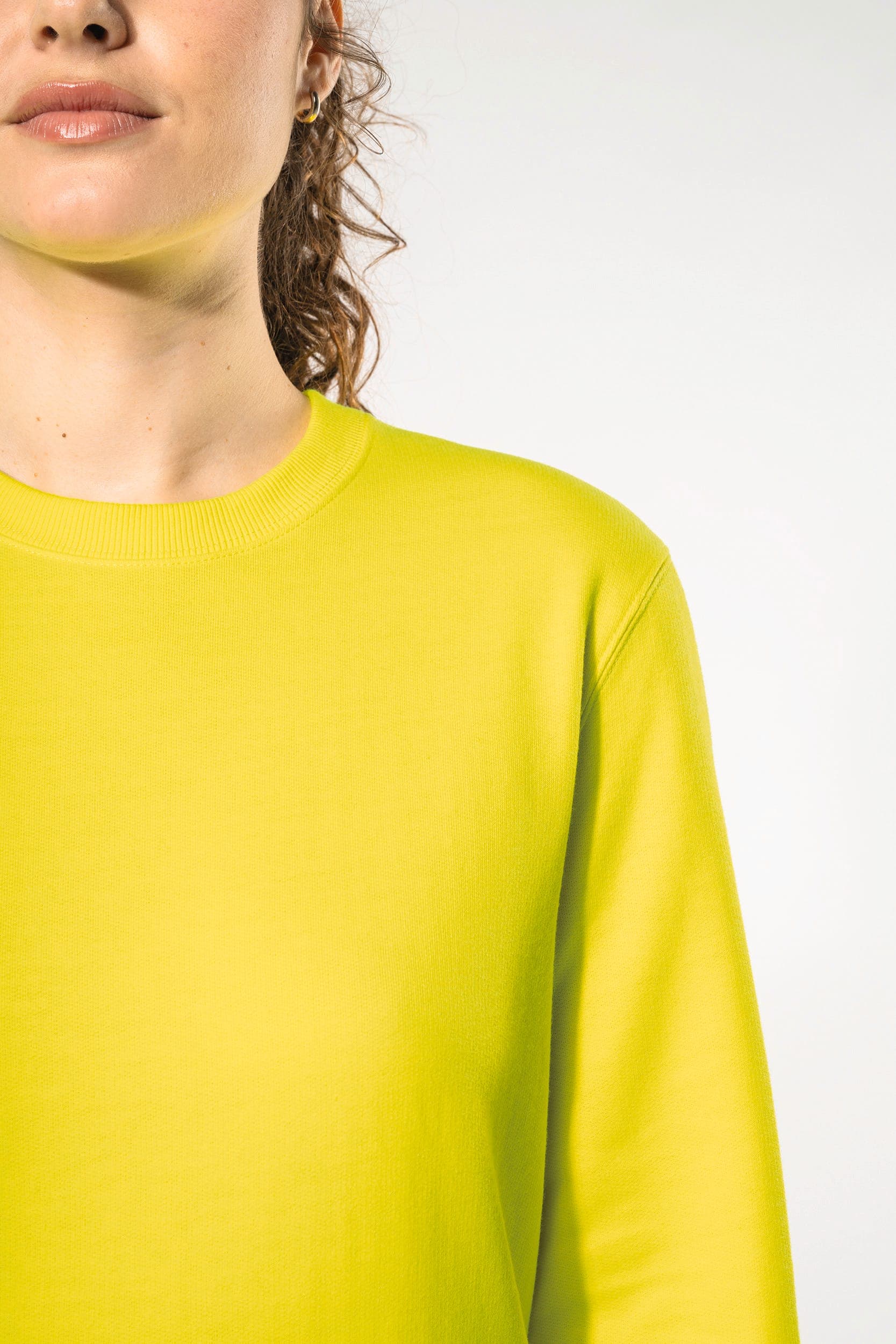 Sweat-shirt recyclé col rond unisexe en situation
