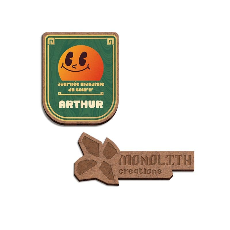 BADGE SUR-MESURE MDF EP 3 mm AVEC AIMANT ENTRE 20 cm2 ET 40 cm2 MAXI en situation