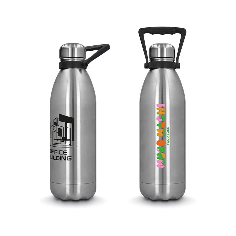BOUTEILLE GOURDE 1,5 L ISOTHERME DOUBLE-PAROI INOX AVEC POIGNEE en situation