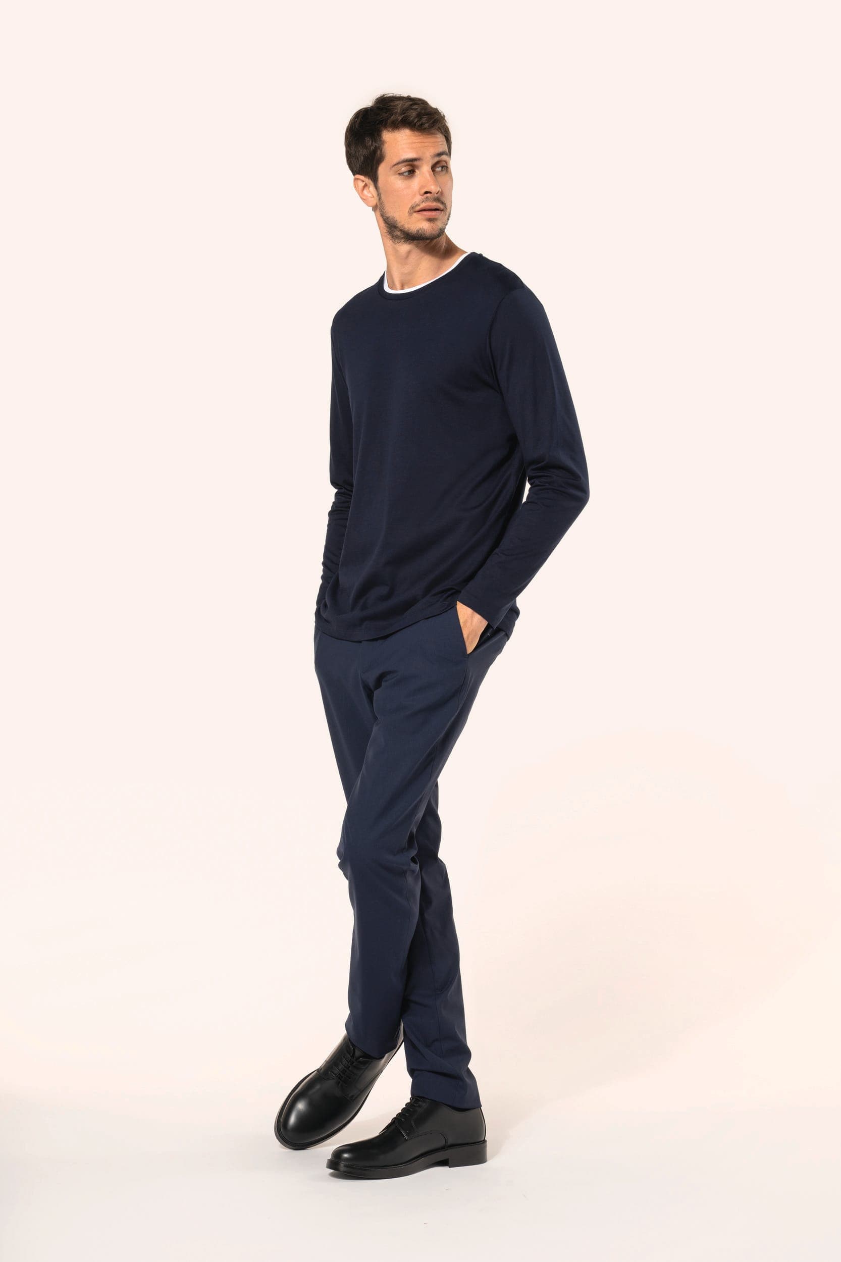 T-shirt Supima® col rond manches longues homme en situation