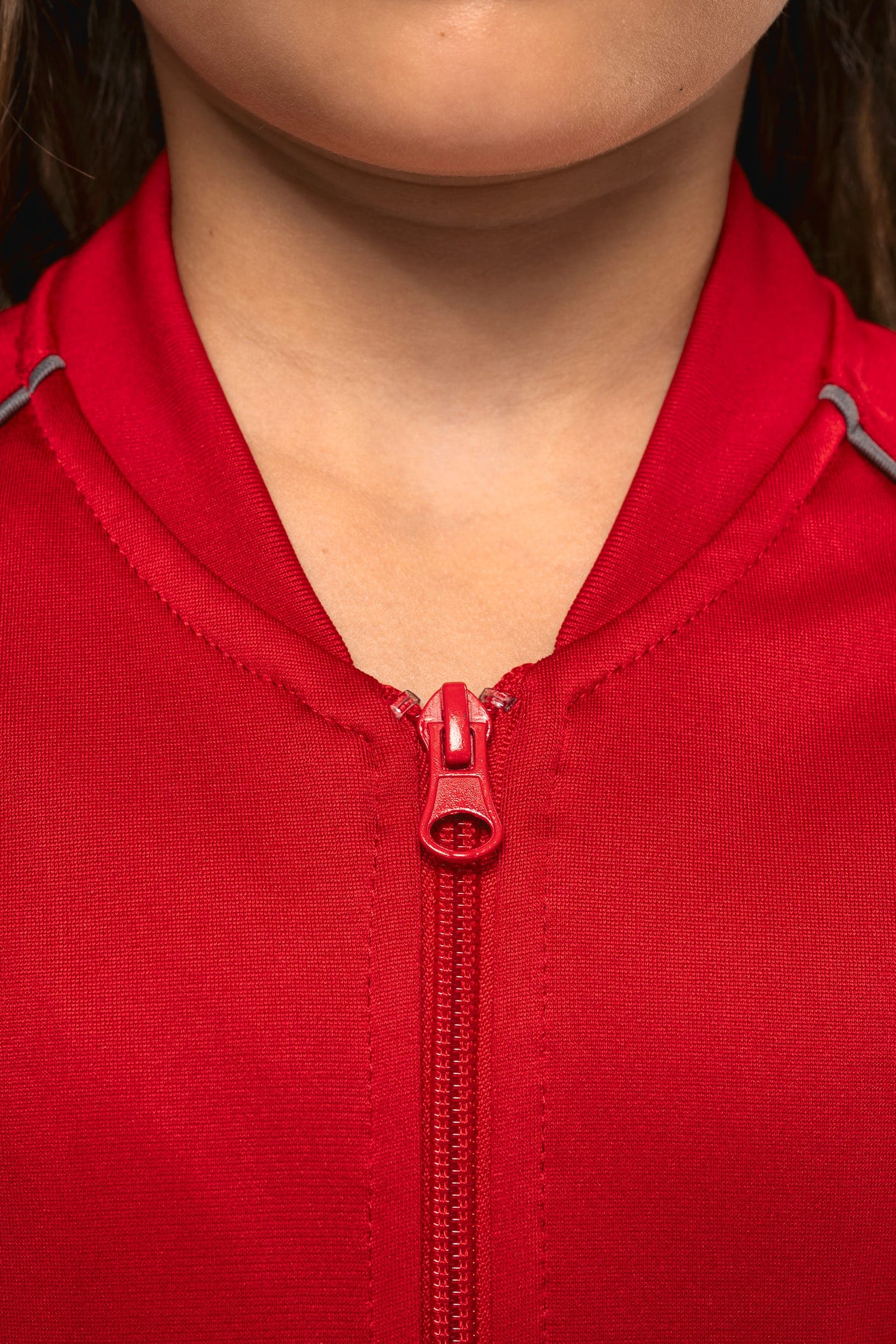 Veste de survêtement zippée avec liseré enfant en situation