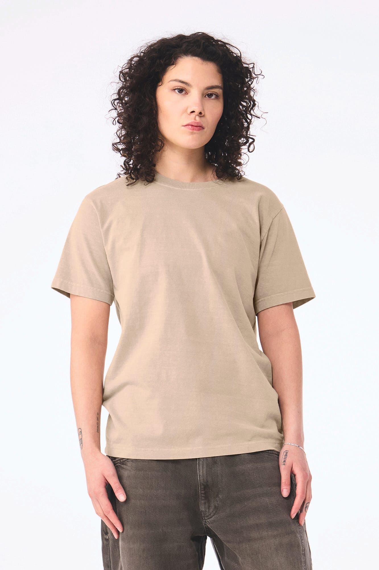 T-shirt délavé épais unisexe en situation