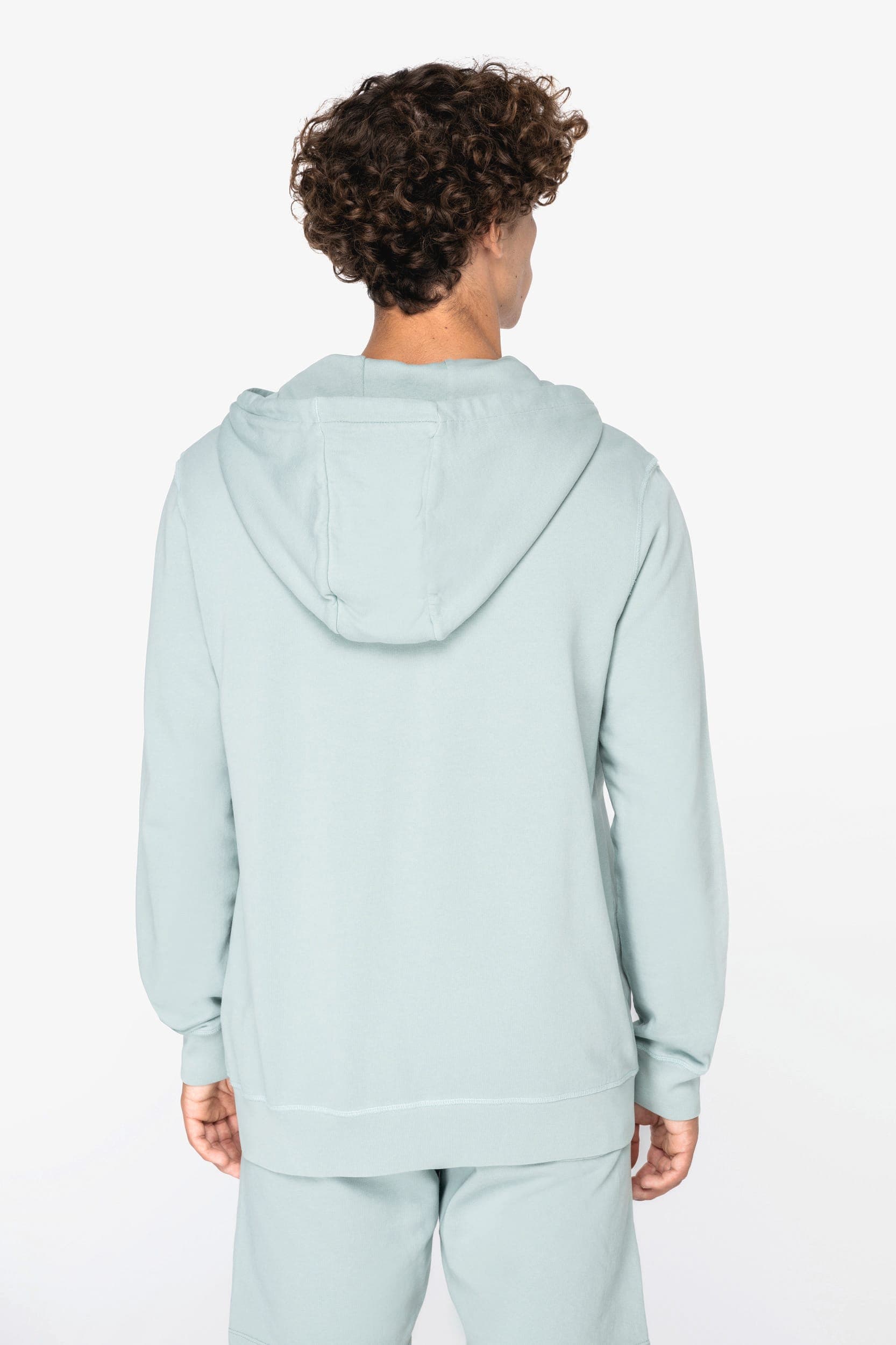 Sweat-shirt écoresponsable zippé à capuche French Terry unisexe en situation