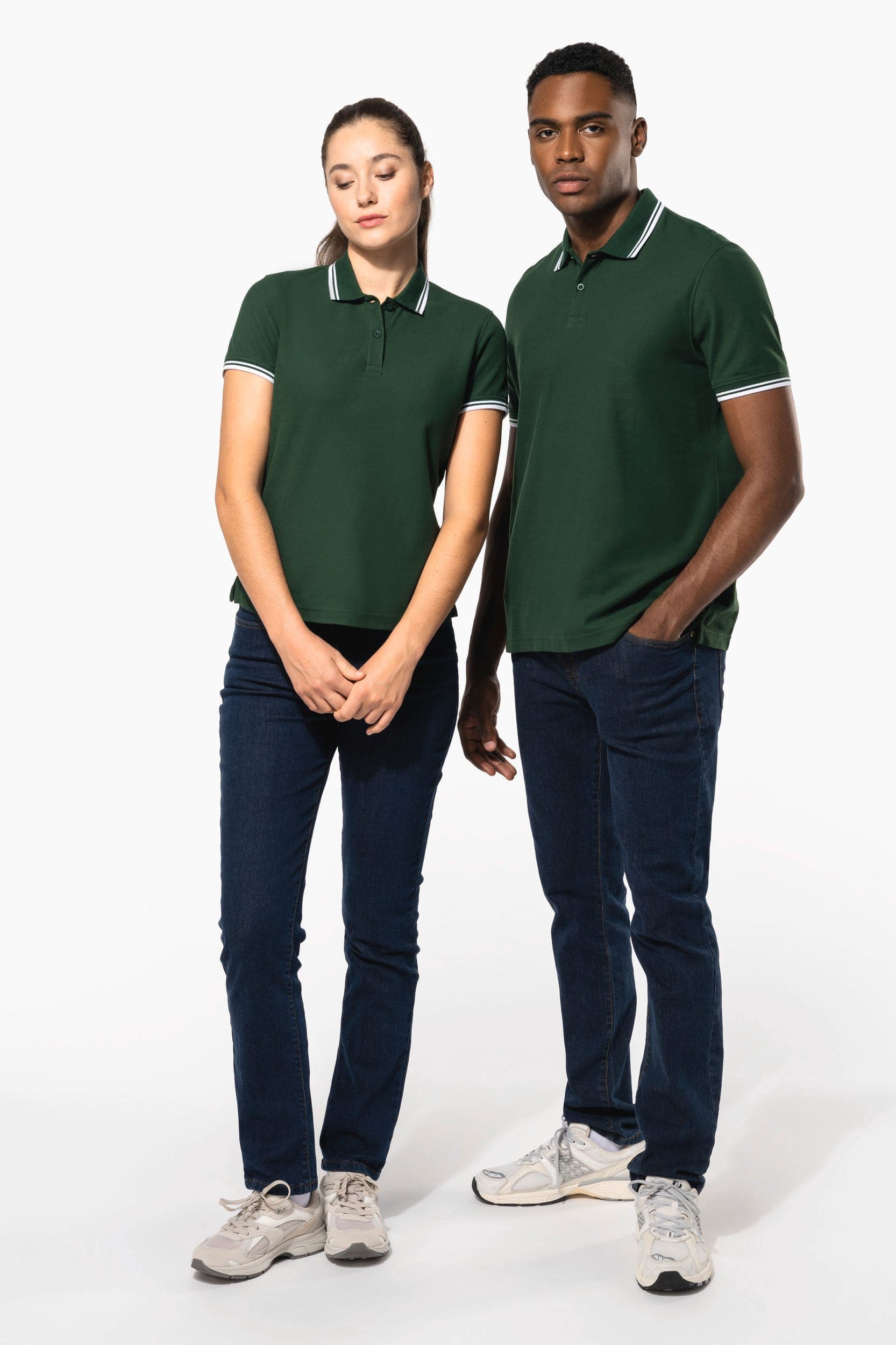 Polo homme manches courtes à liserés contrastés en situation