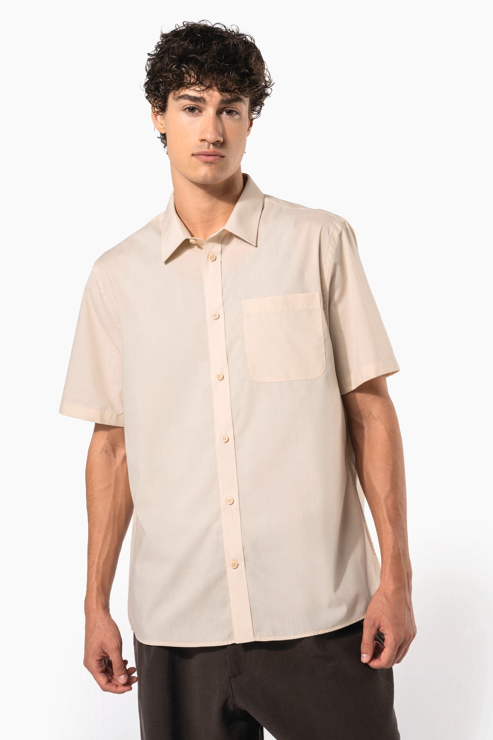 Chemise popeline polycoton manches courtes entretien facile homme en situation