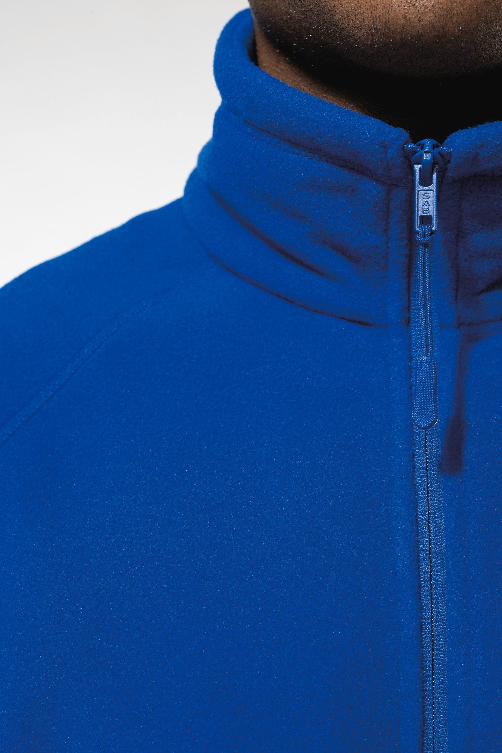 Veste micropolaire zippée manches raglan homme en situation
