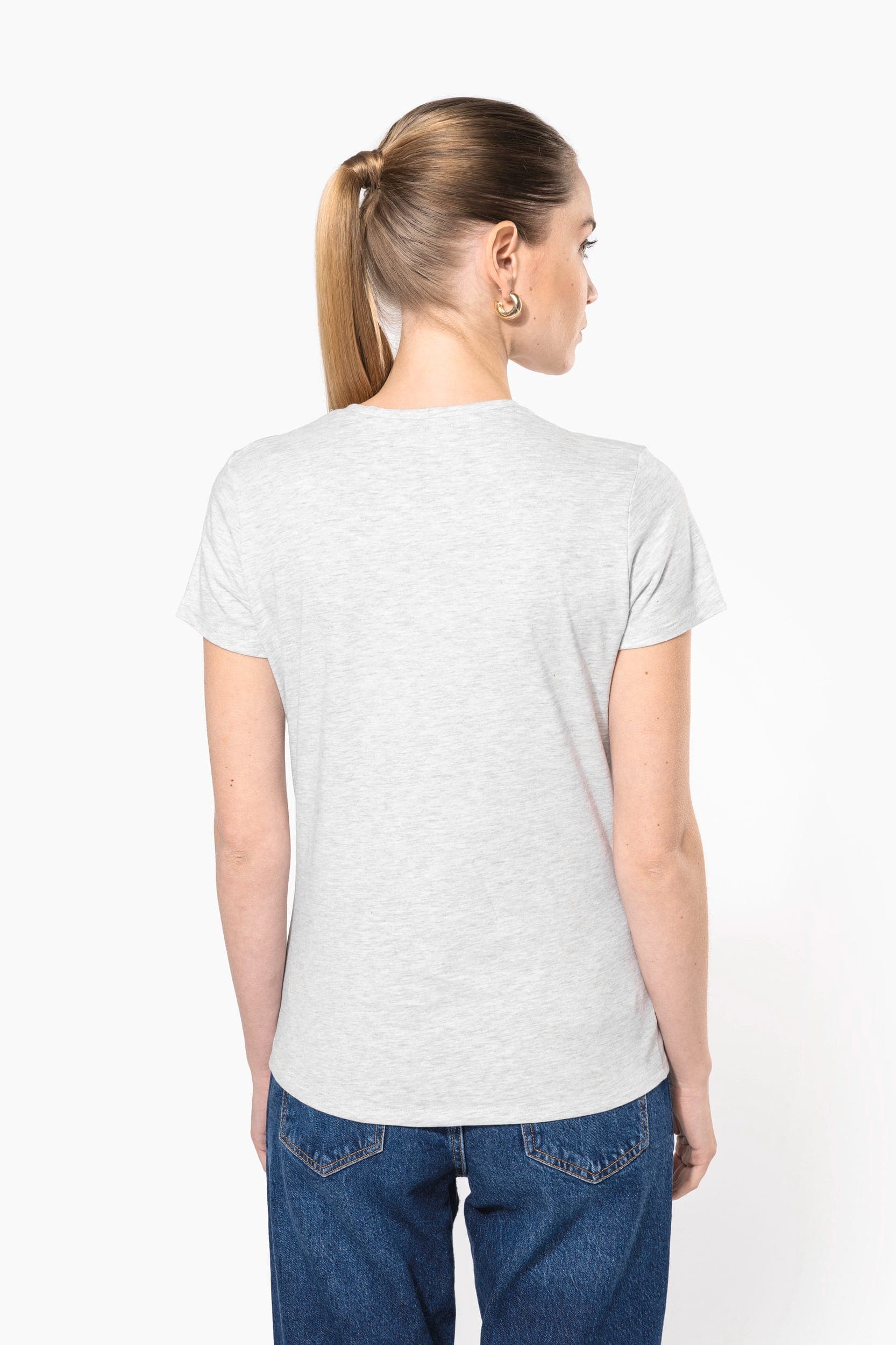 T-shirt col V manches courtes femme en situation