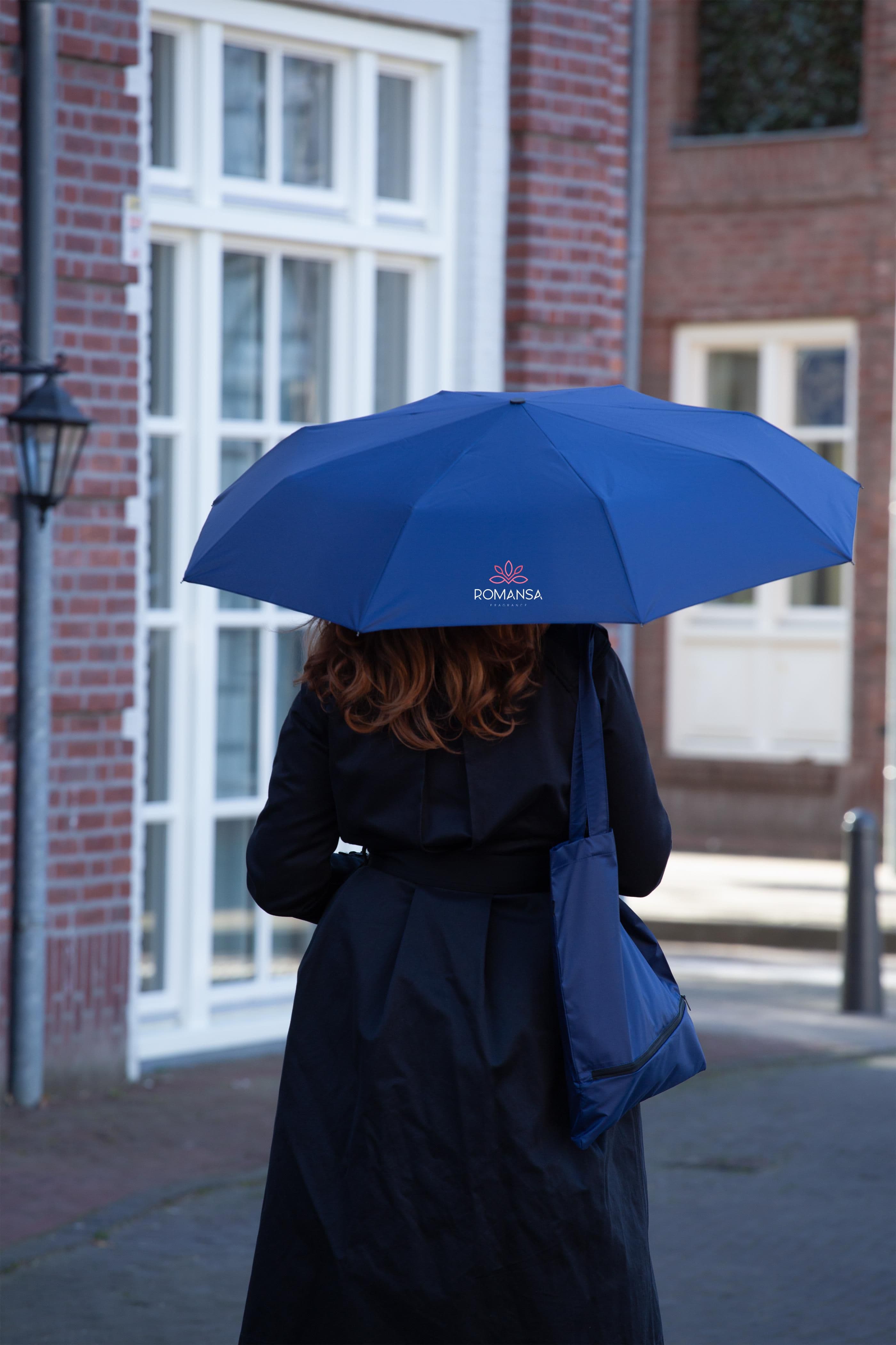 Parapluie pliable Nimbro RCS RPET 21 pouces en situation