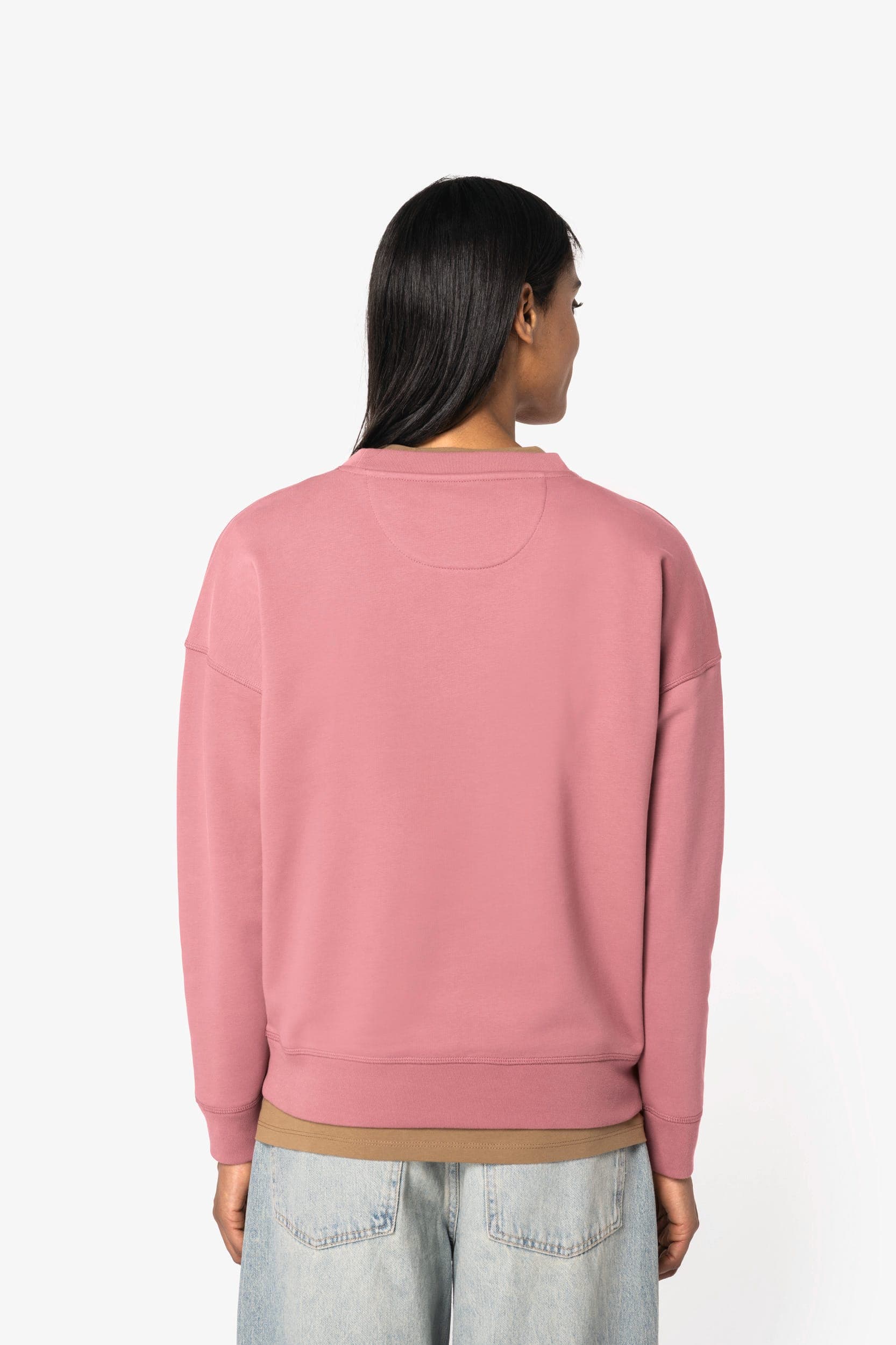Sweat-shirt écoresponsable à col rond à épaules tombantes femme en situation