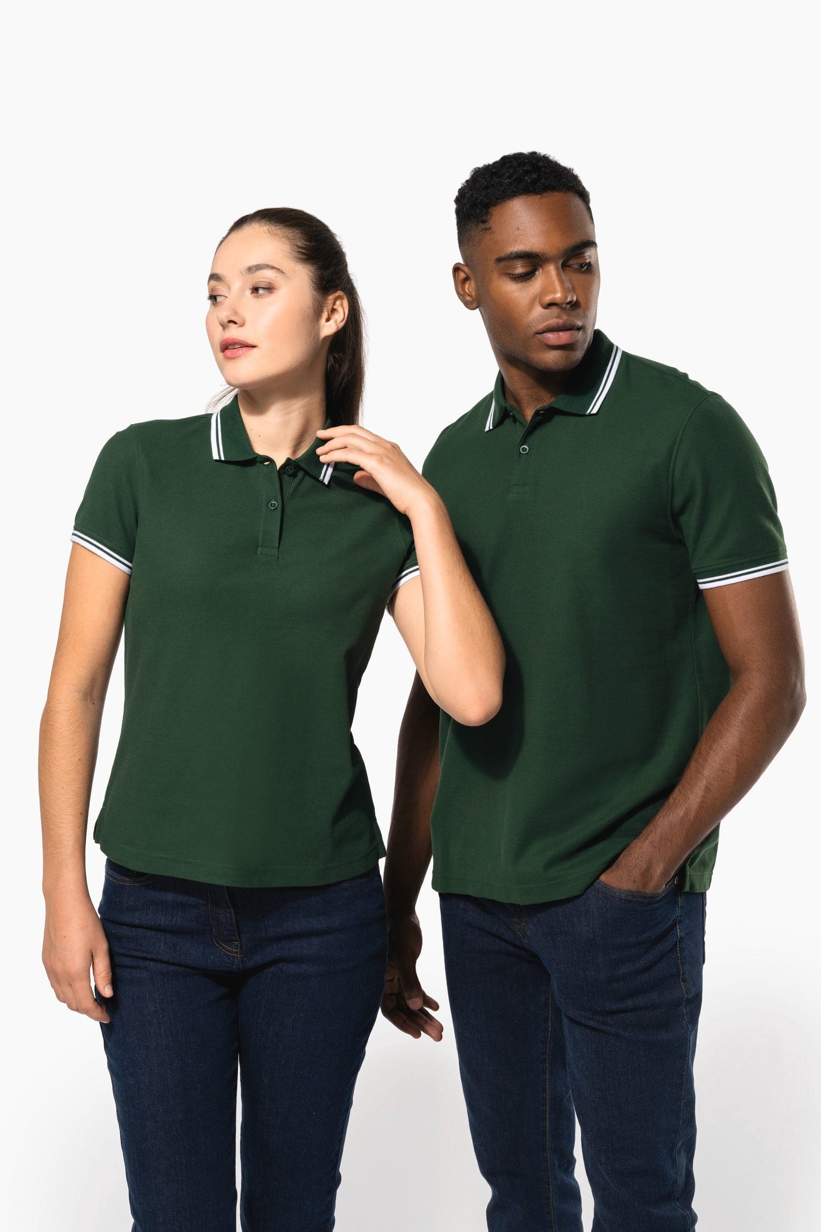 Polo femme manches courtes à liserés contrastés en situation