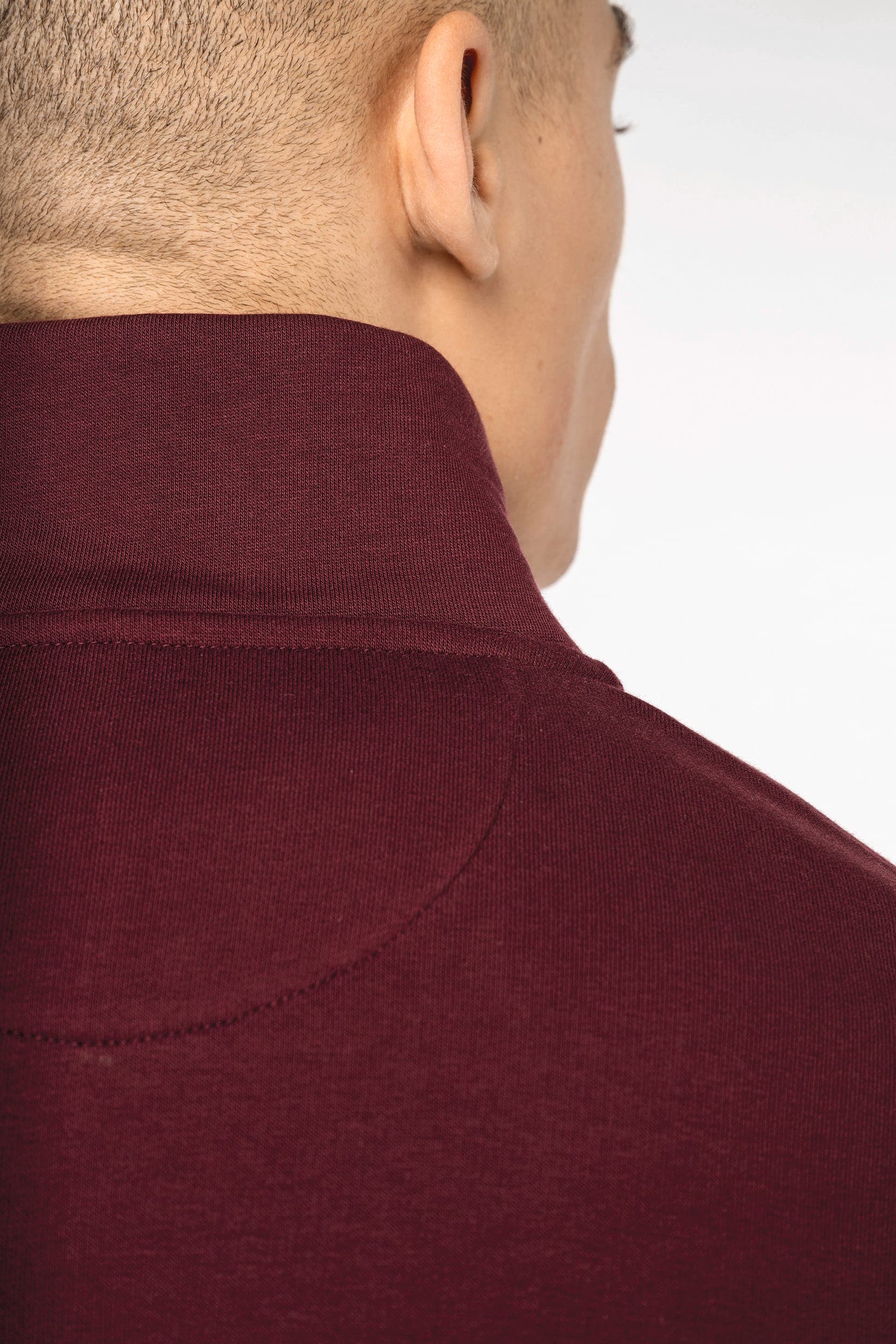Sweat-shirt écoresponsable à col montant zippé homme en situation