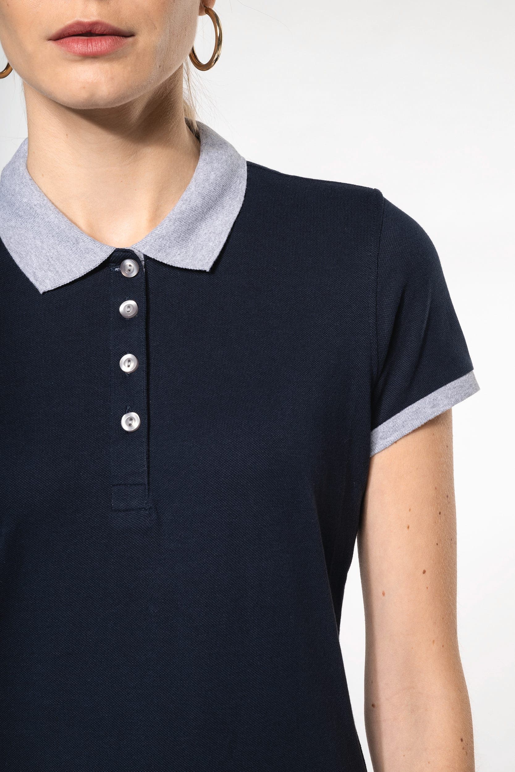 Polo piqué bicolore femme en situation