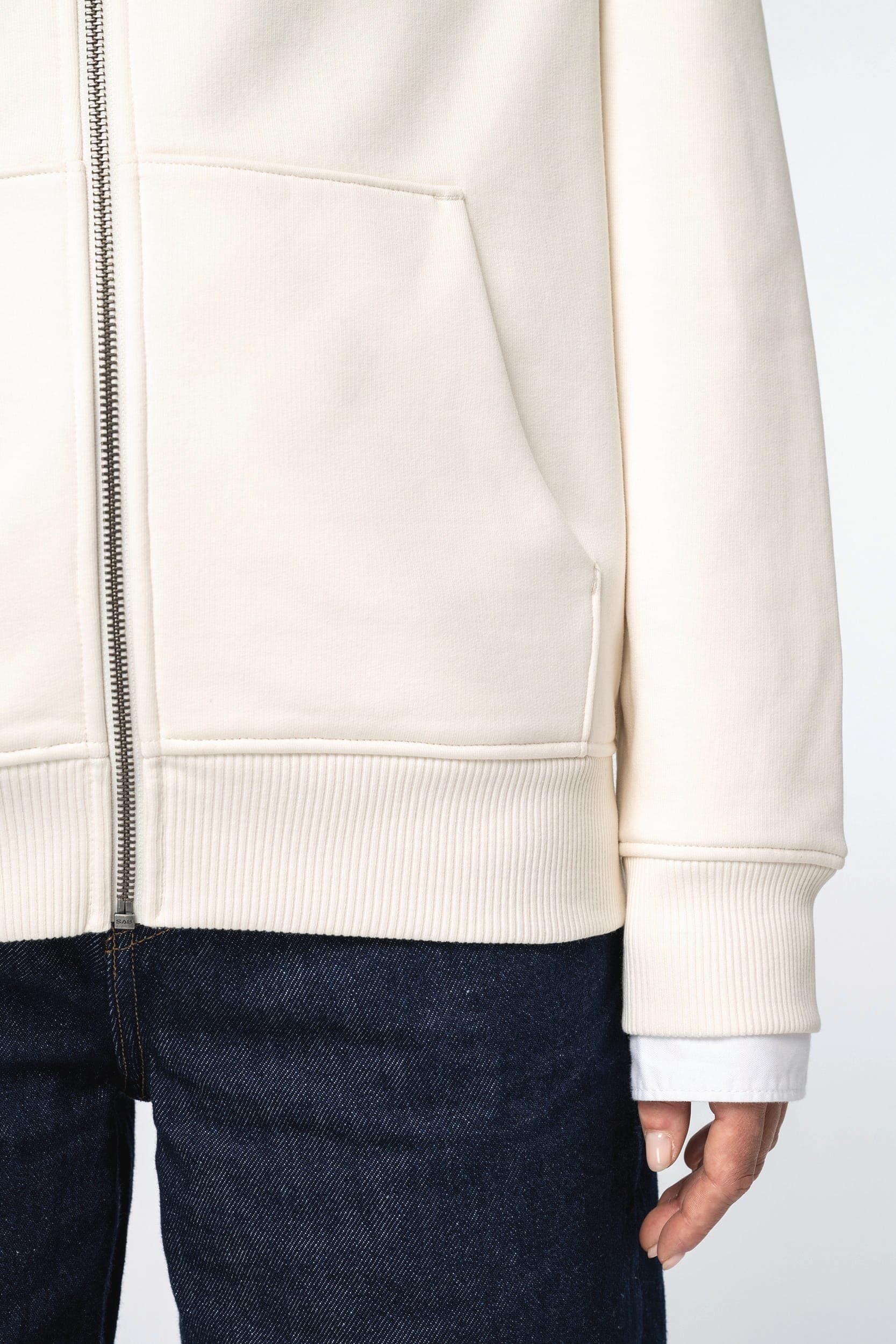 Sweat-shirt écoresponsable zippé à capuche oversize unisexe en situation