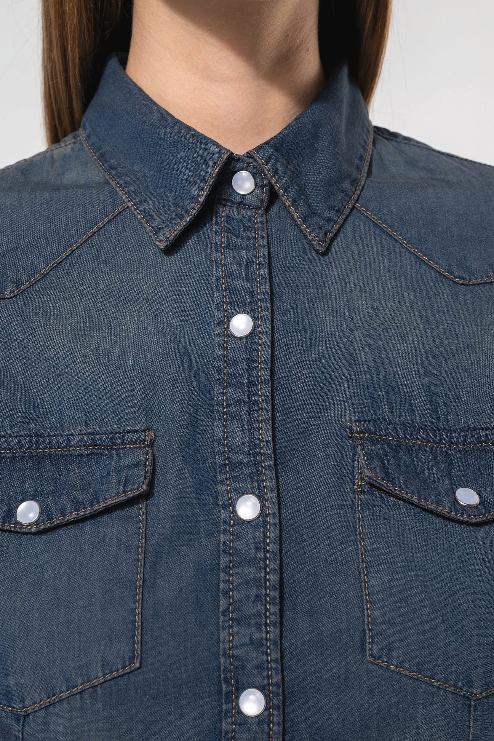 Chemise denim manches longues femme en situation