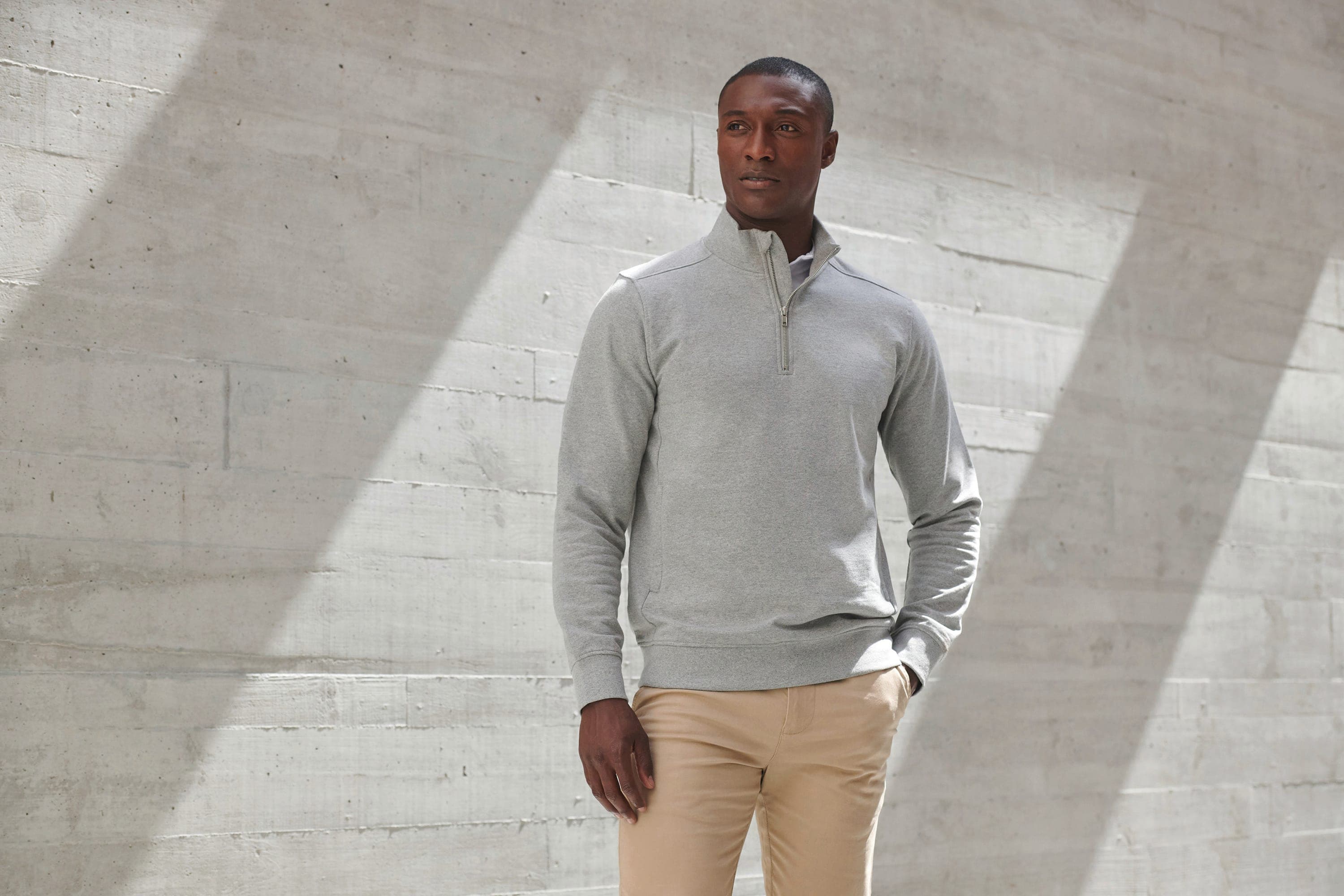 Sweat-shirt col zippé unisexe en situation