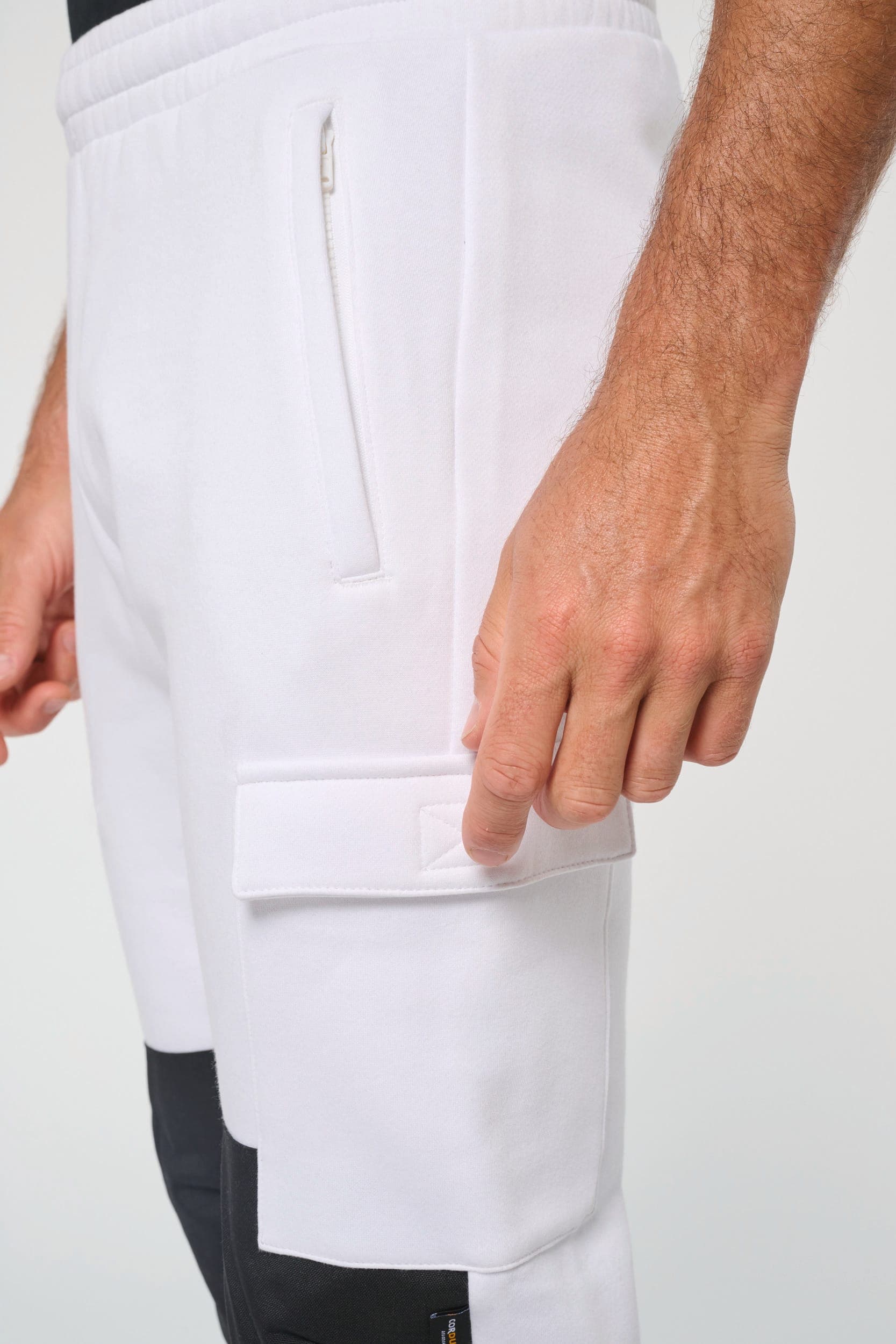Pantalon molleton cargo écoresponsable homme en situation