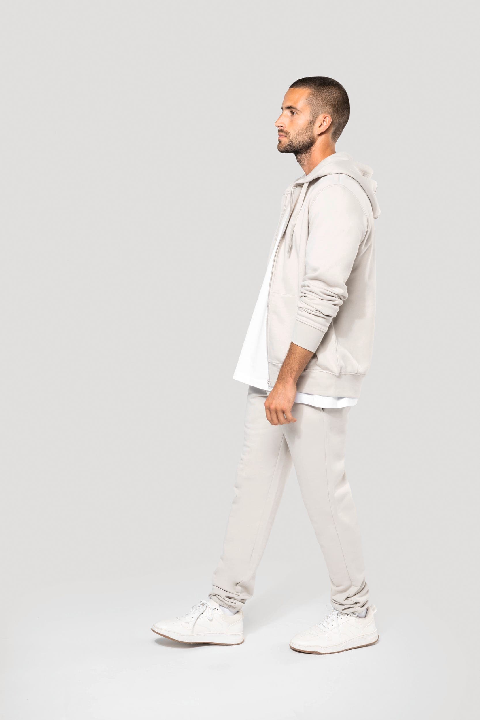 Pantalon molleton écoresponsable homme en situation