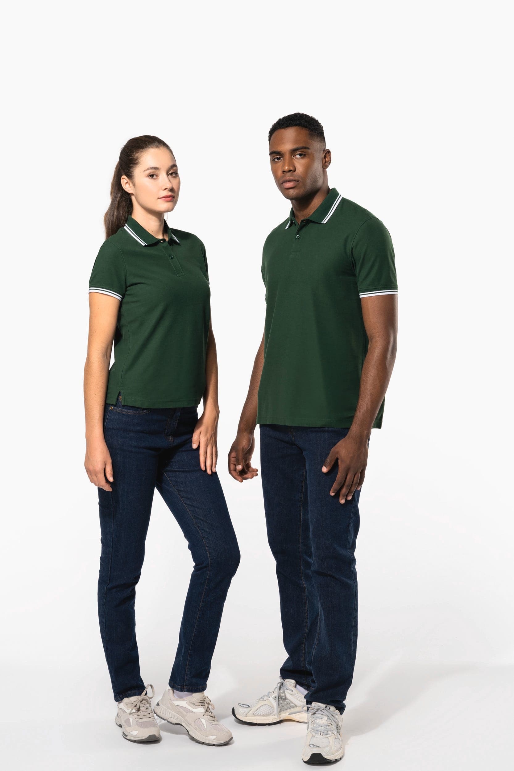 Polo homme manches courtes à liserés contrastés en situation