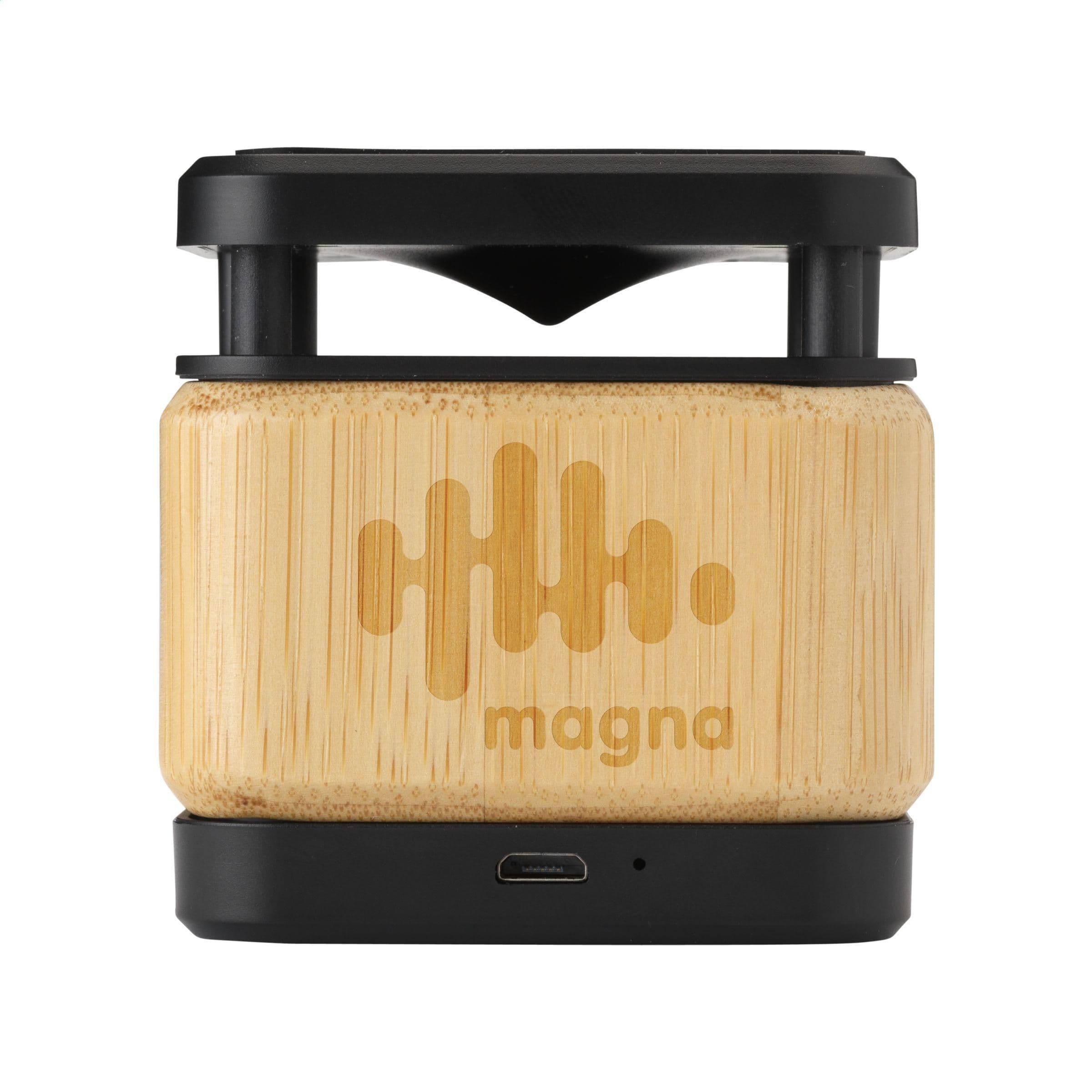 Enceinte bambou avec chargeur sans fil en situation
