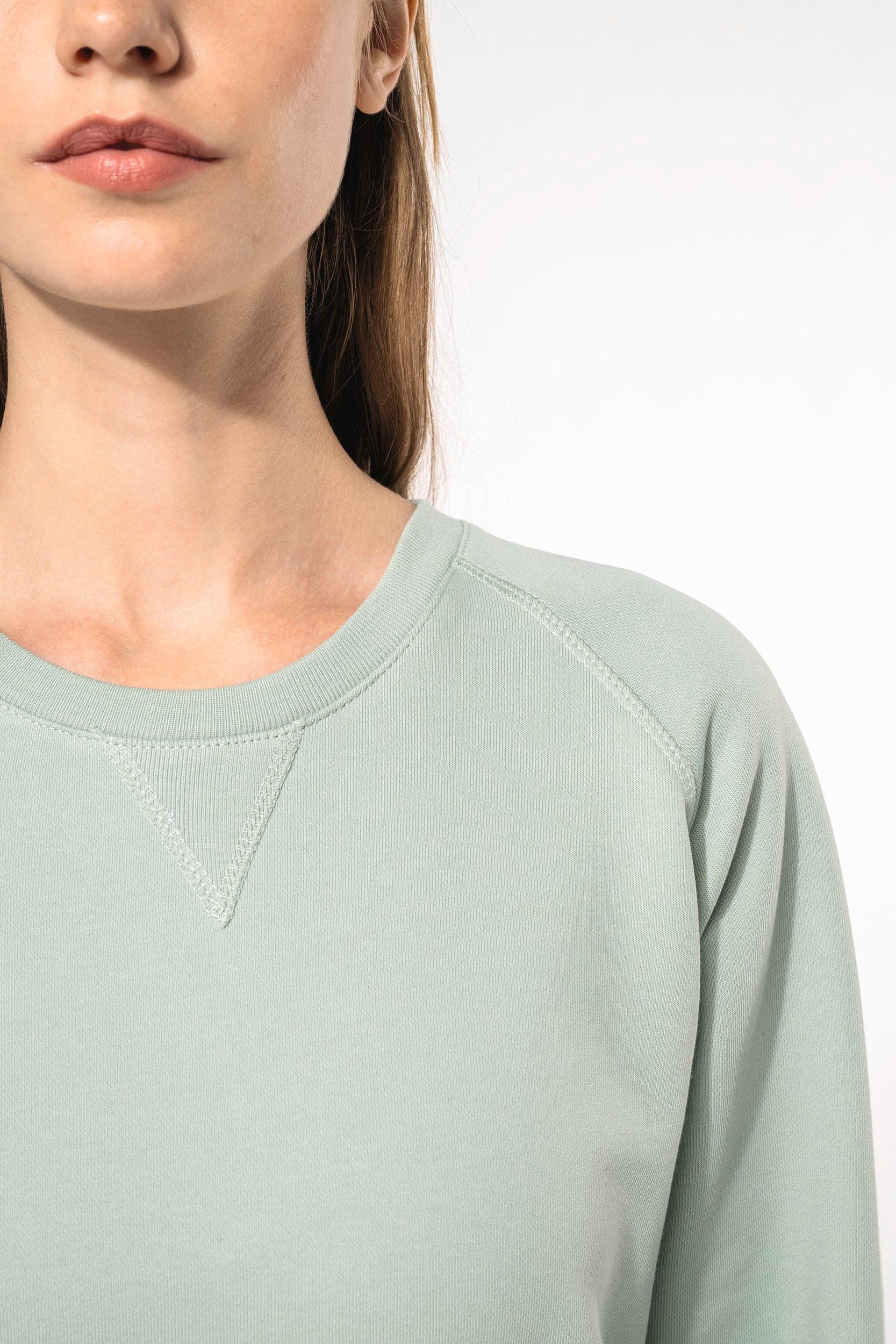 Sweat-shirt Bio col rond manches raglan femme en situation