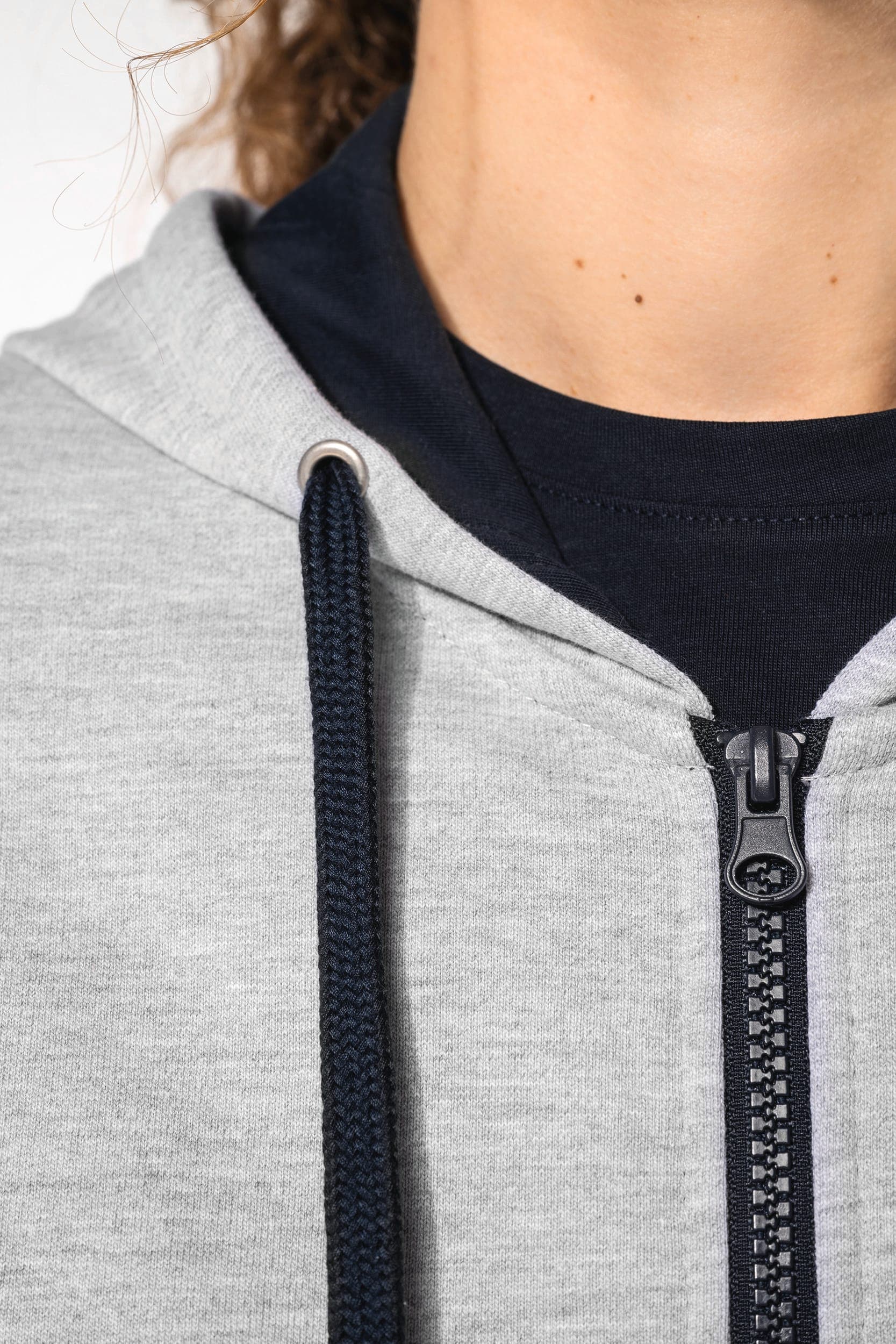 Sweat-shirt zippé capuche contrastée femme en situation