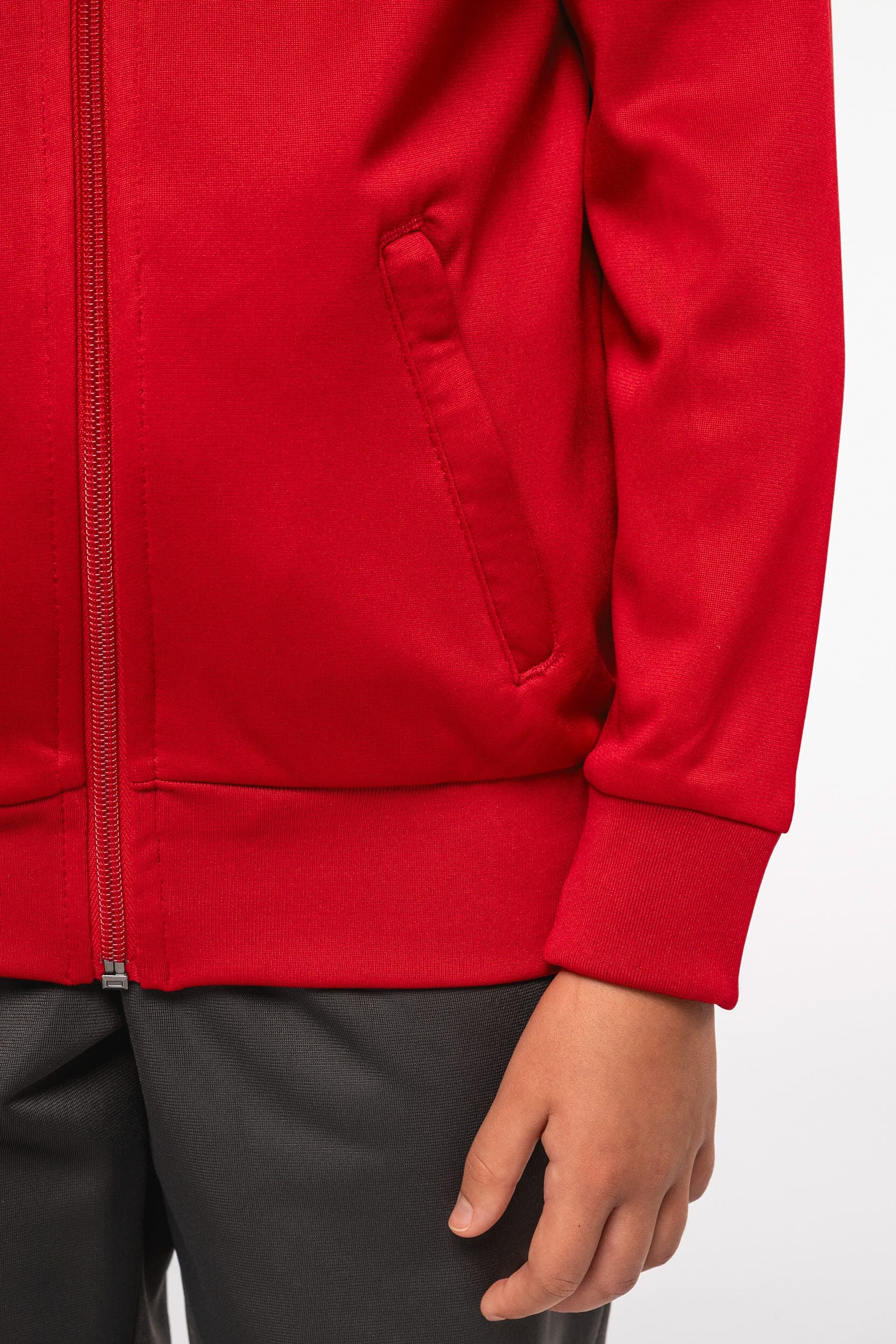 Veste de survêtement zippée avec liseré enfant en situation