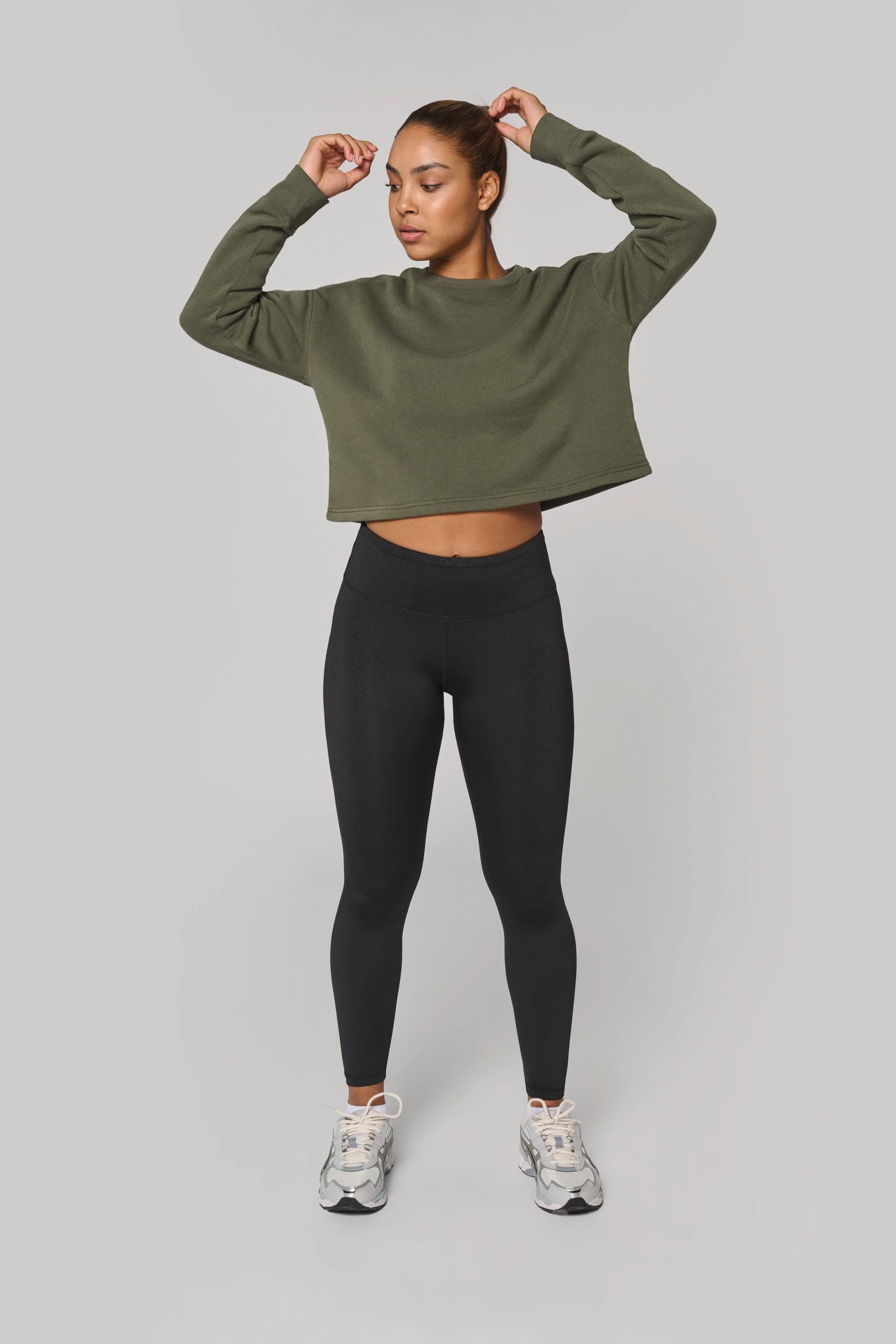 Sweat-shirt crop col rond femme en situation