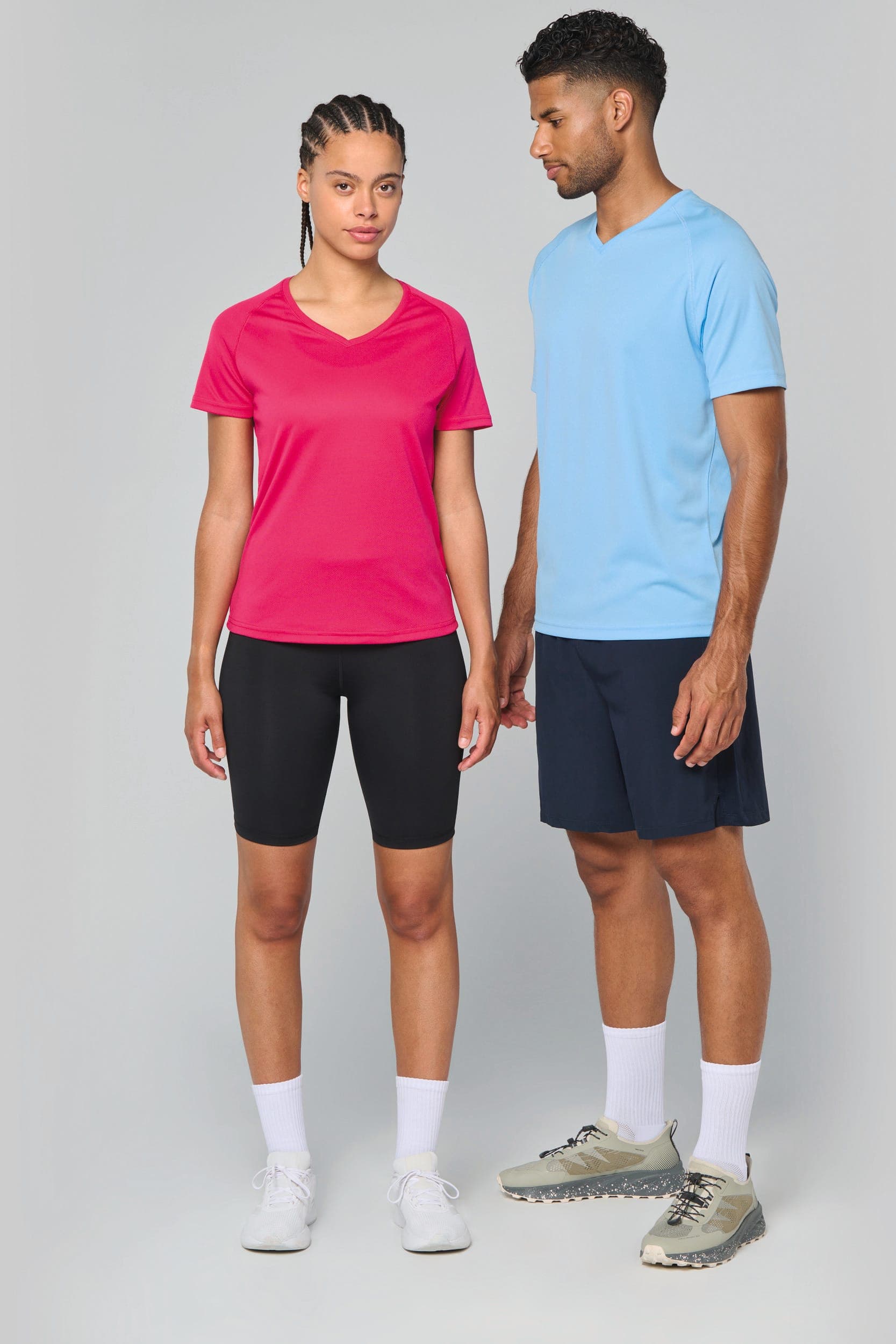 T-shirt de sport manches courtes col v femme en situation