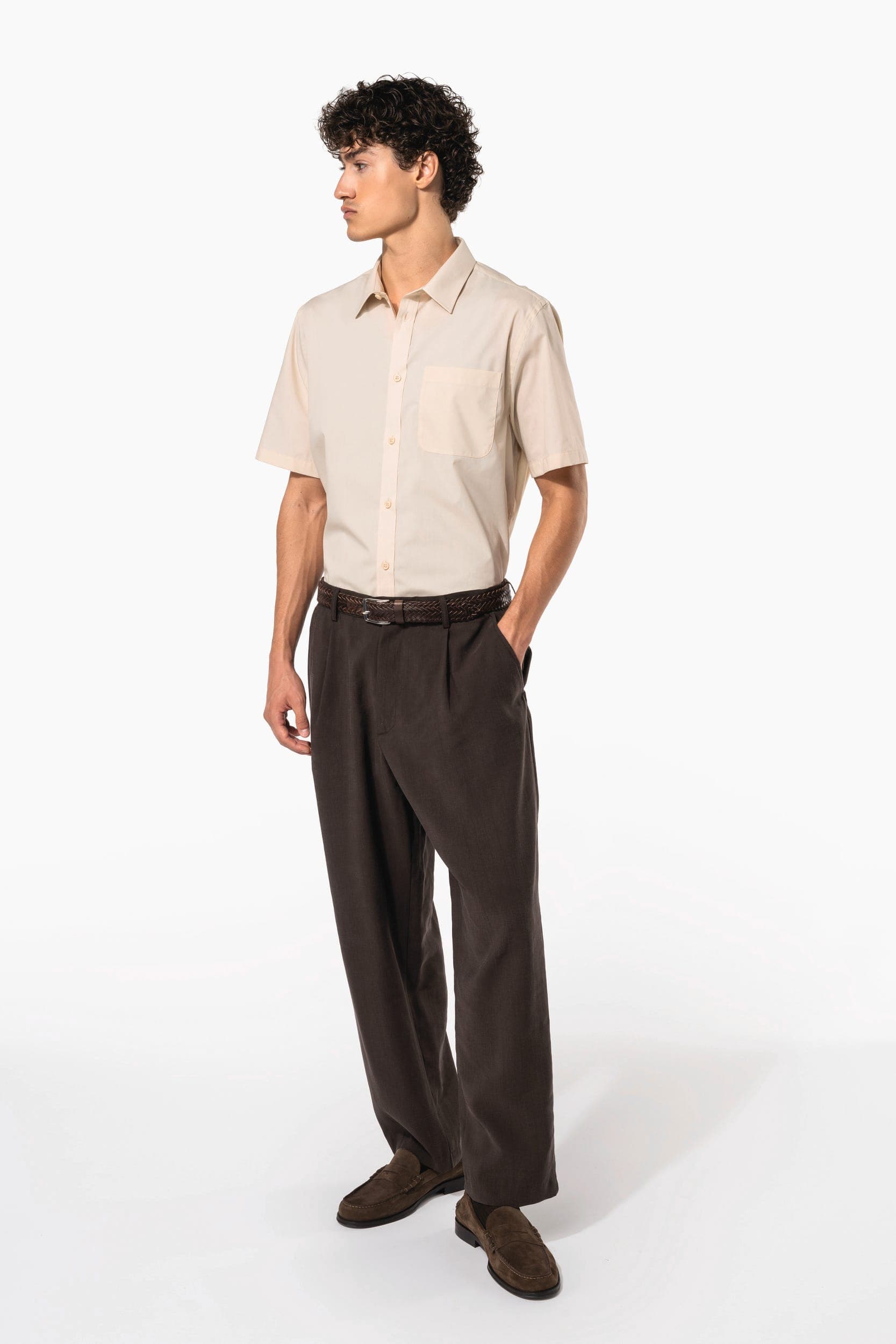 Chemise popeline polycoton manches courtes entretien facile homme en situation