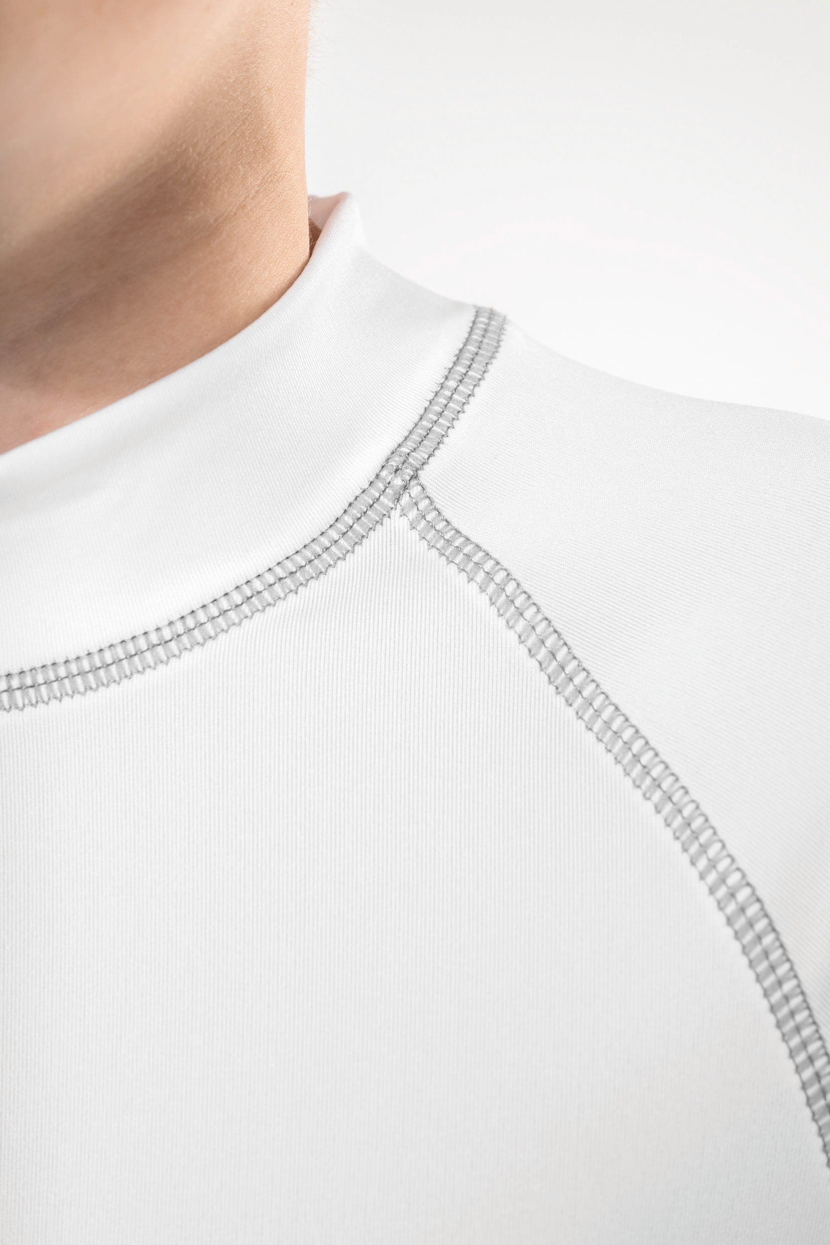 T-shirt technique à manches longues avec protection anti-UV enfant en situation