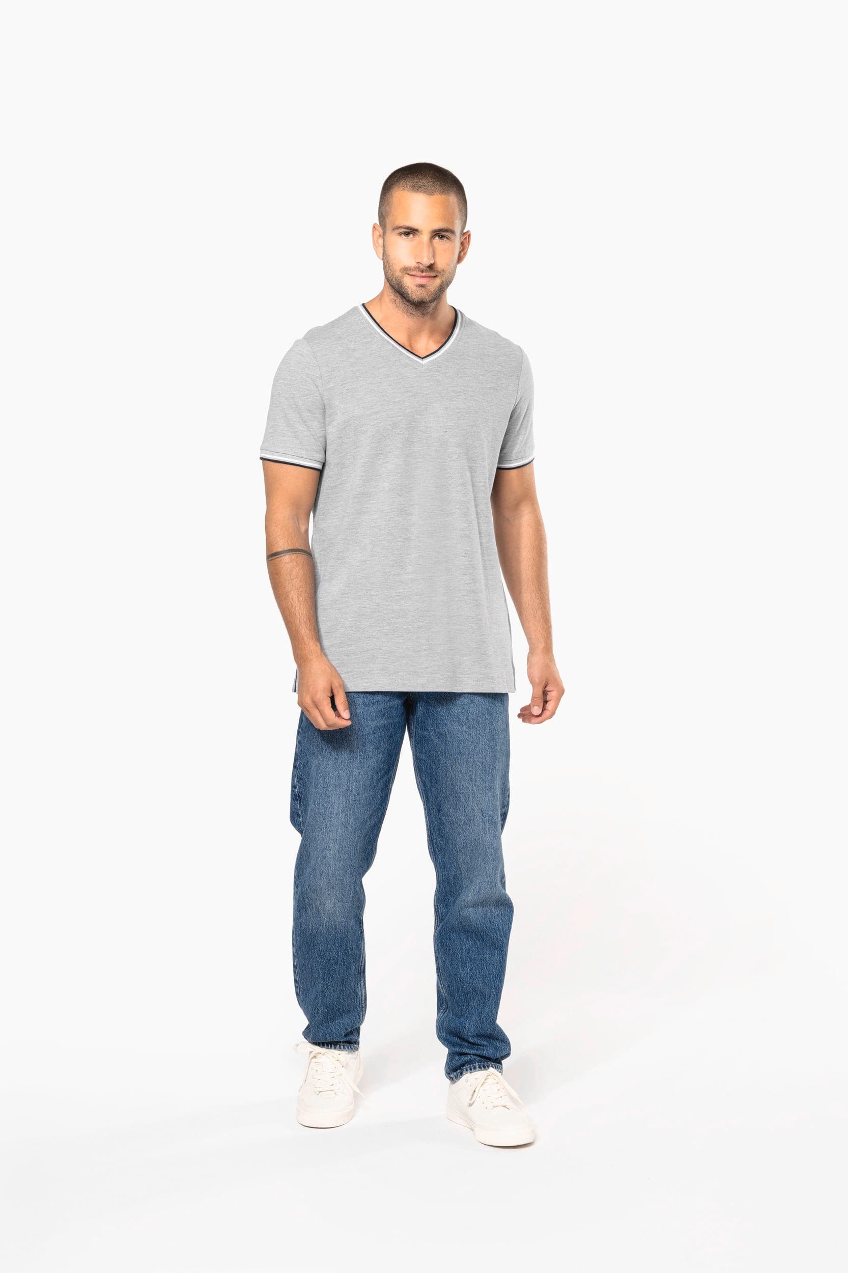 T-shirt maille piquée col V homme en situation