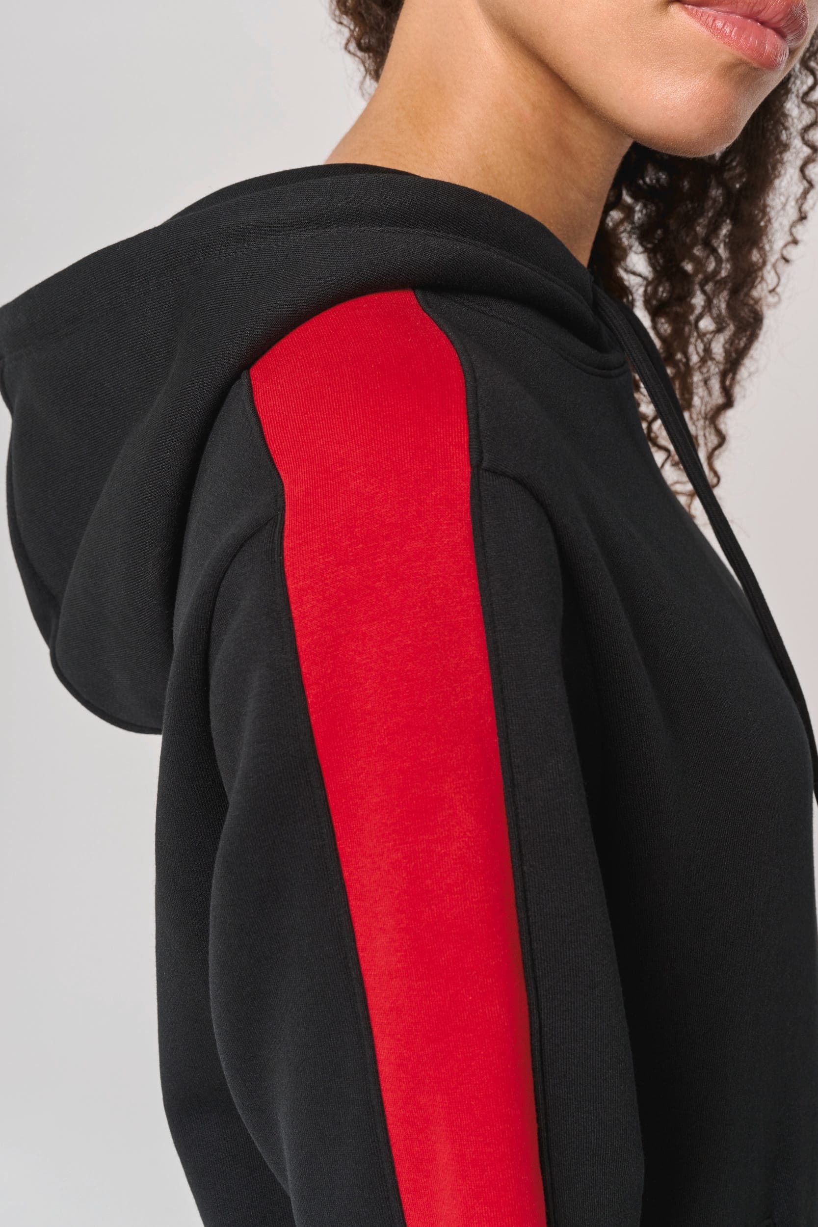 Sweat-shirt à capuche teamwear bicolore unisexe en situation